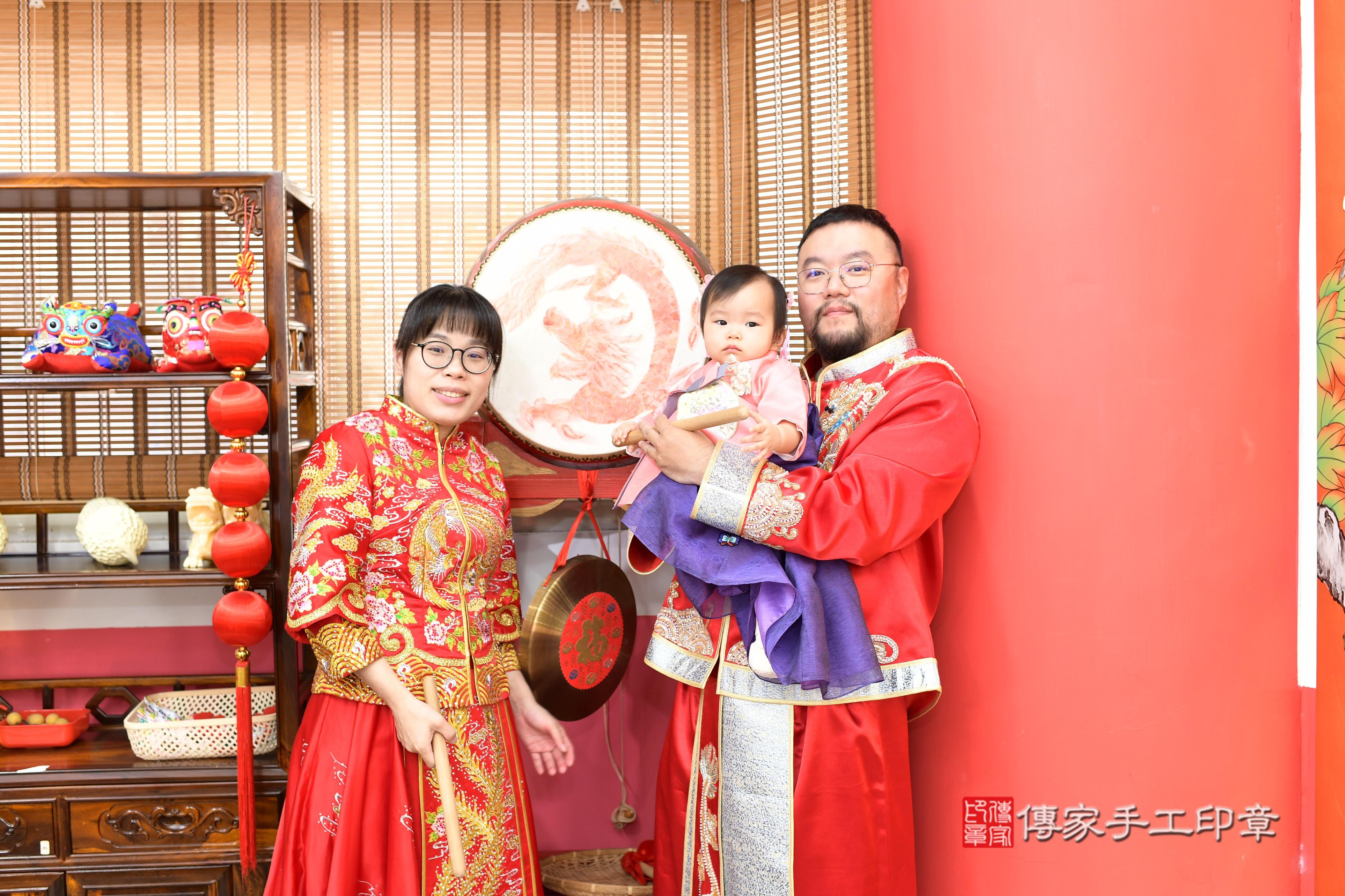 傳家手工印章高雄店、抓周、度脺、美式風會場、傳家嬰兒古禮、吉祥話、抓周道具物品24種、拍照。抓周證書。寶寶抓周、滿周歲、生日快樂、祝福