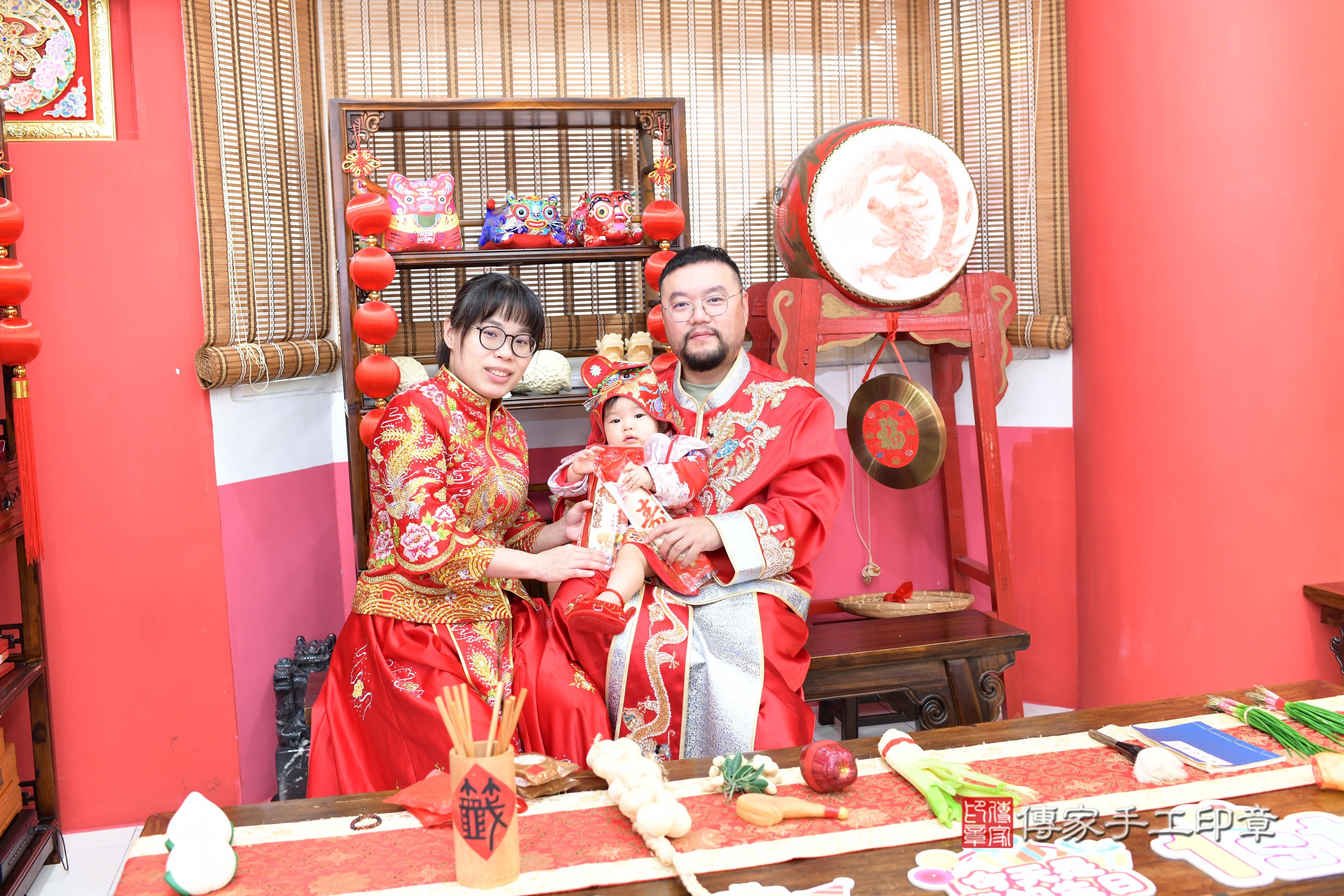 傳家手工印章高雄店、抓周、度脺、美式風會場、傳家嬰兒古禮、吉祥話、抓周道具物品24種、拍照。抓周證書。寶寶抓周、滿周歲、生日快樂、祝福