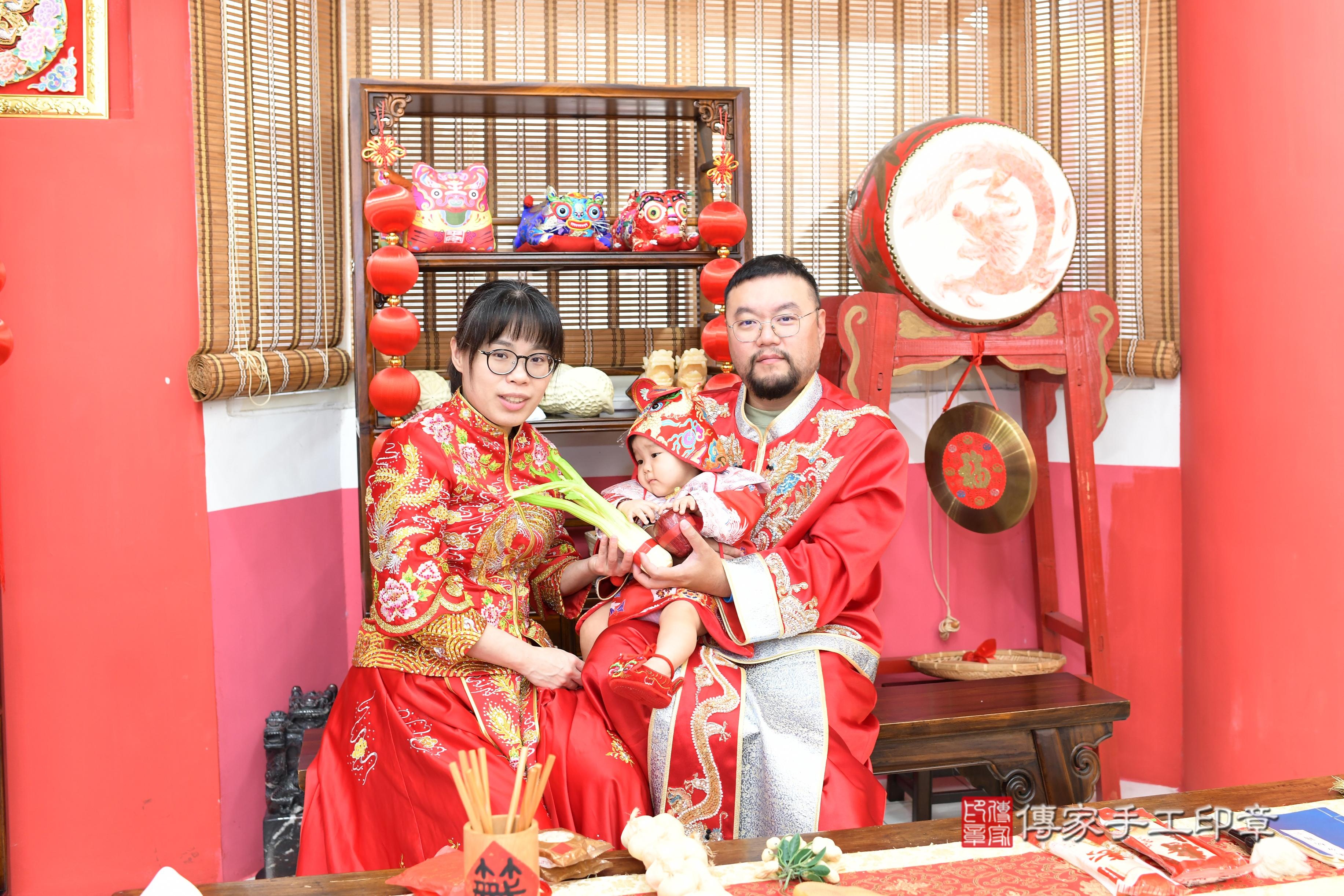 傳家手工印章高雄店、抓周、度脺、美式風會場、傳家嬰兒古禮、吉祥話、抓周道具物品24種、拍照。抓周證書。寶寶抓周、滿周歲、生日快樂、祝福