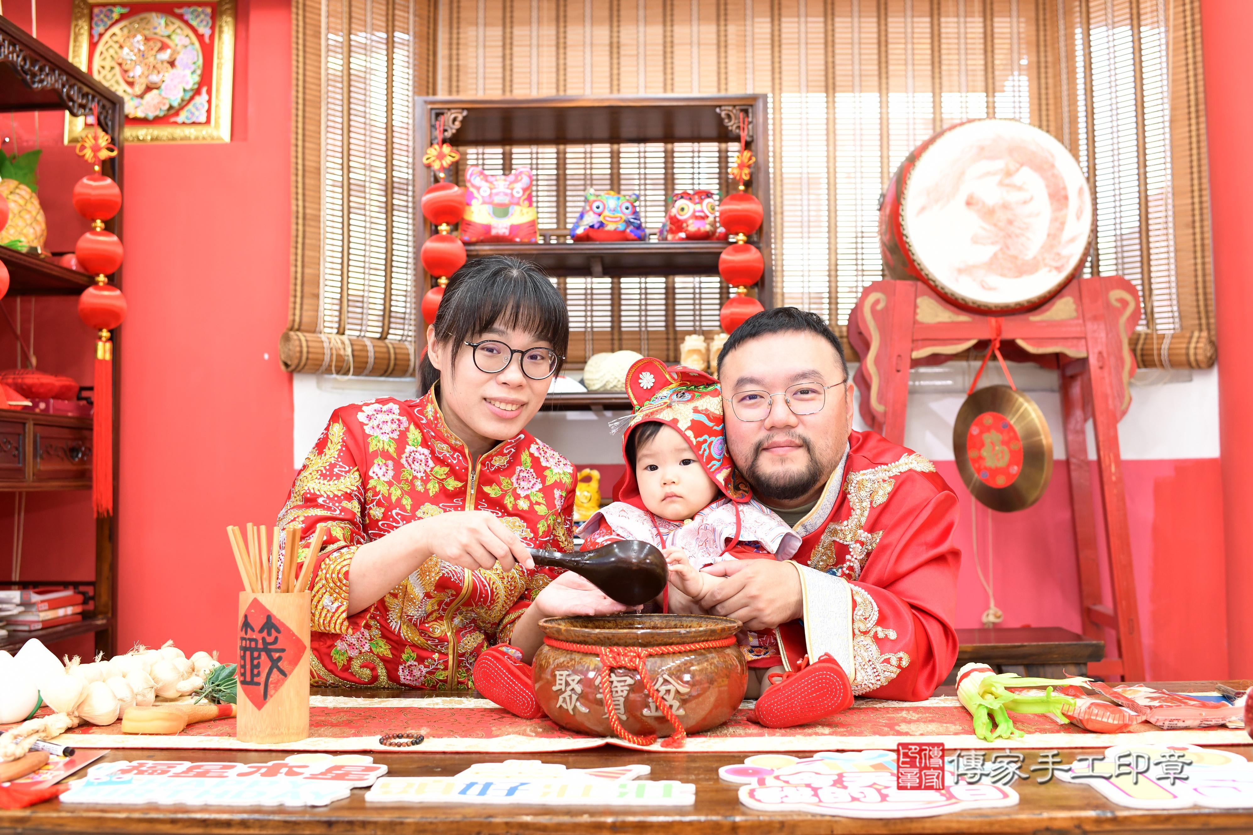 傳家手工印章高雄店、抓周、度脺、美式風會場、傳家嬰兒古禮、吉祥話、抓周道具物品24種、拍照。抓周證書。寶寶抓周、滿周歲、生日快樂、祝福