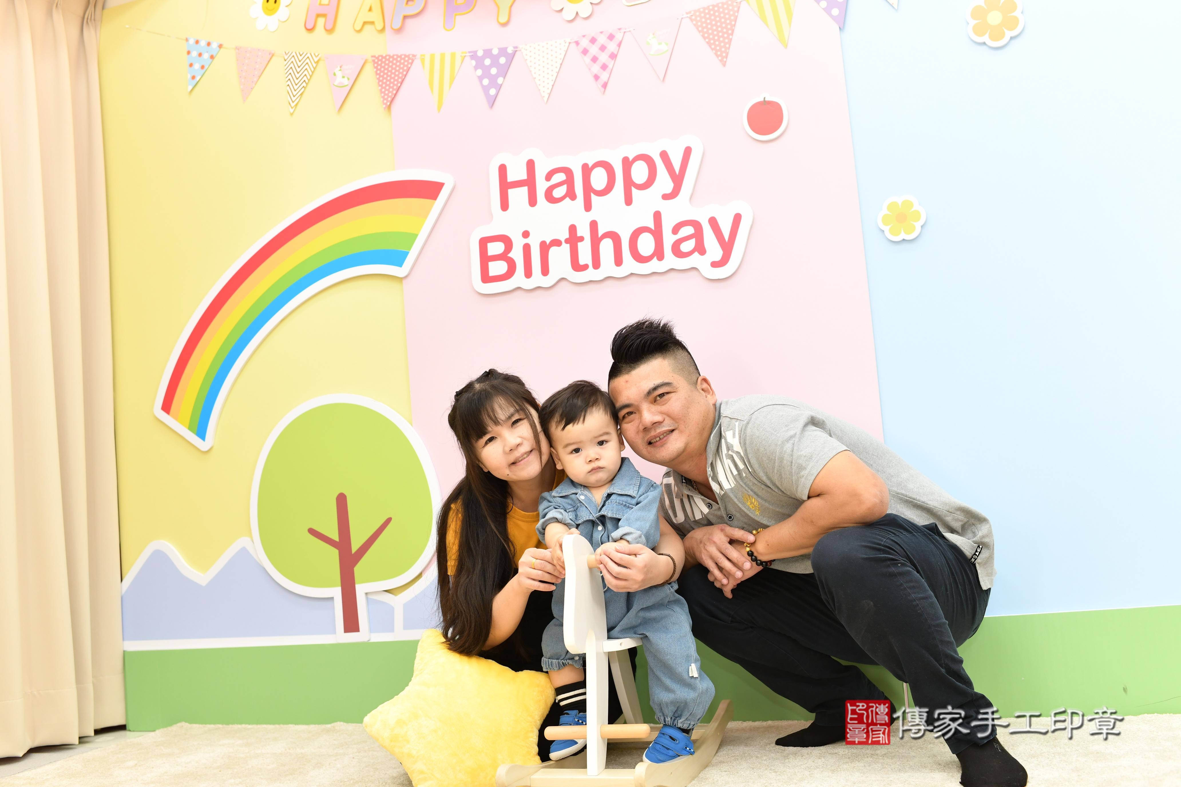 傳家手工印章高雄店、抓周、度脺、美式風會場、傳家嬰兒古禮、吉祥話、抓周道具物品24種、拍照。抓周證書。寶寶抓周、滿周歲、生日快樂、祝福