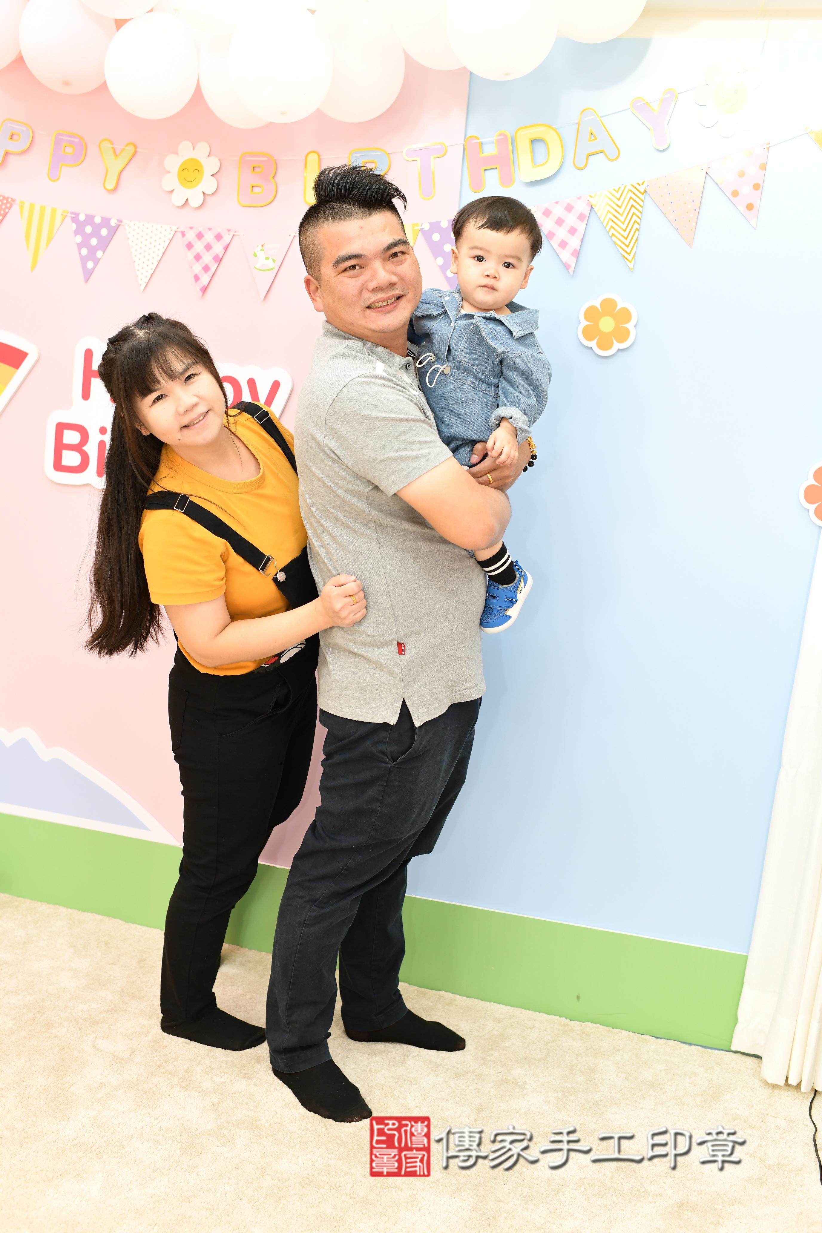 傳家手工印章高雄店、抓周、度脺、美式風會場、傳家嬰兒古禮、吉祥話、抓周道具物品24種、拍照。抓周證書。寶寶抓周、滿周歲、生日快樂、祝福