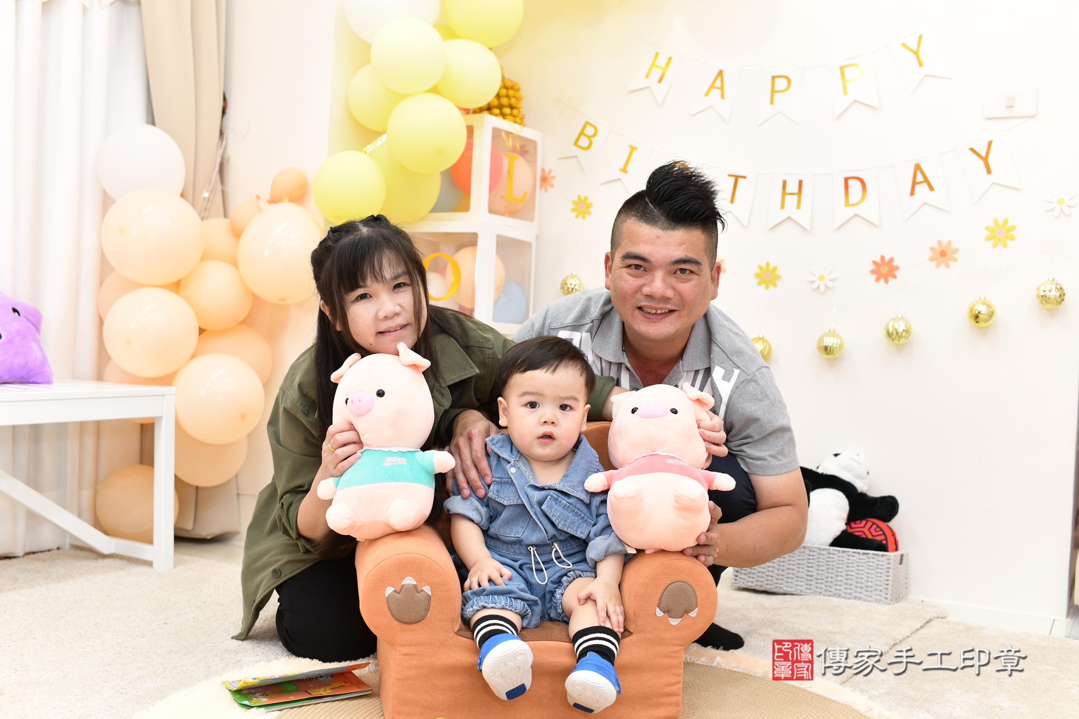 傳家手工印章高雄店、抓周、度脺、美式風會場、傳家嬰兒古禮、吉祥話、抓周道具物品24種、拍照。抓周證書。寶寶抓周、滿周歲、生日快樂、祝福