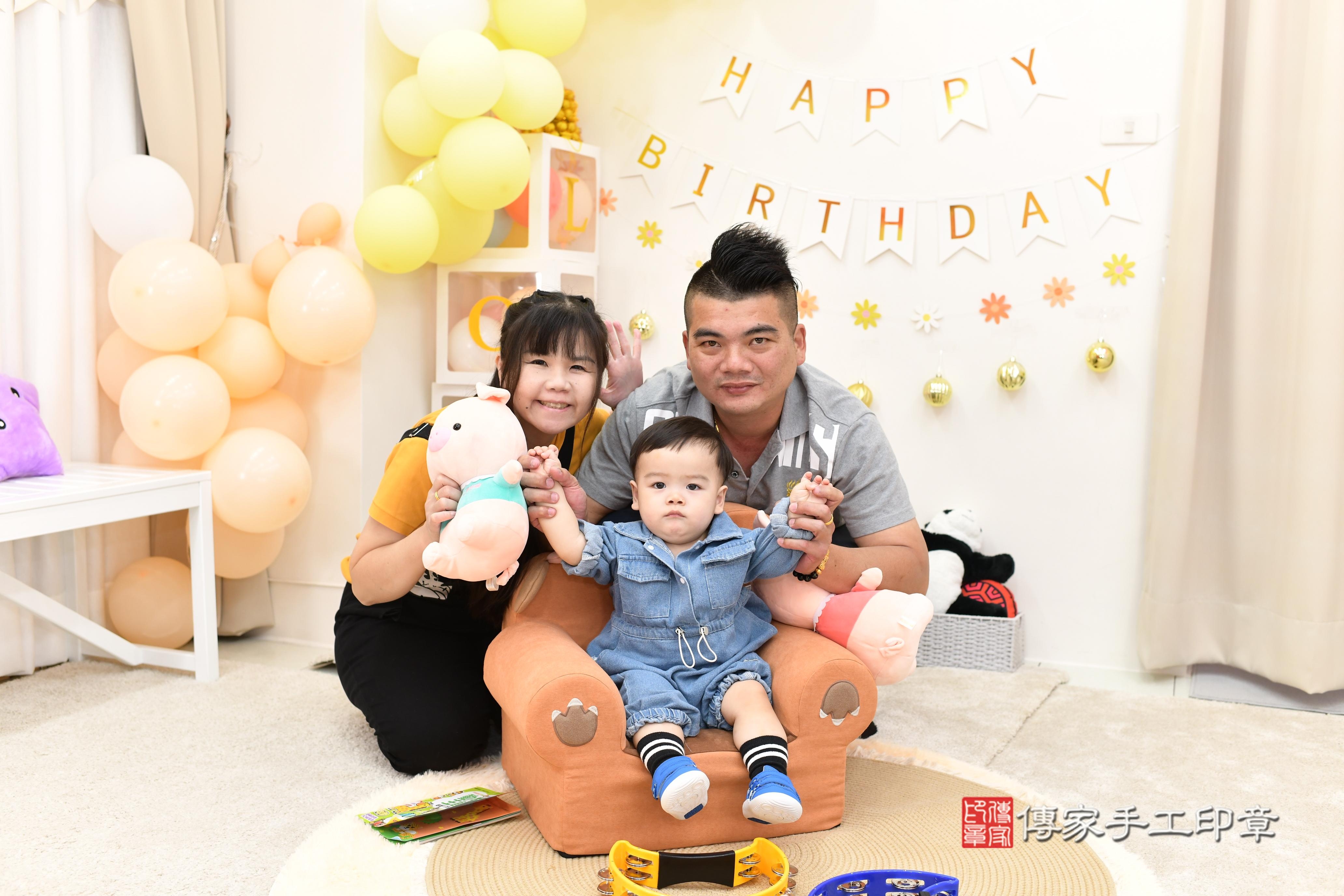 傳家手工印章高雄店、抓周、度脺、美式風會場、傳家嬰兒古禮、吉祥話、抓周道具物品24種、拍照。抓周證書。寶寶抓周、滿周歲、生日快樂、祝福