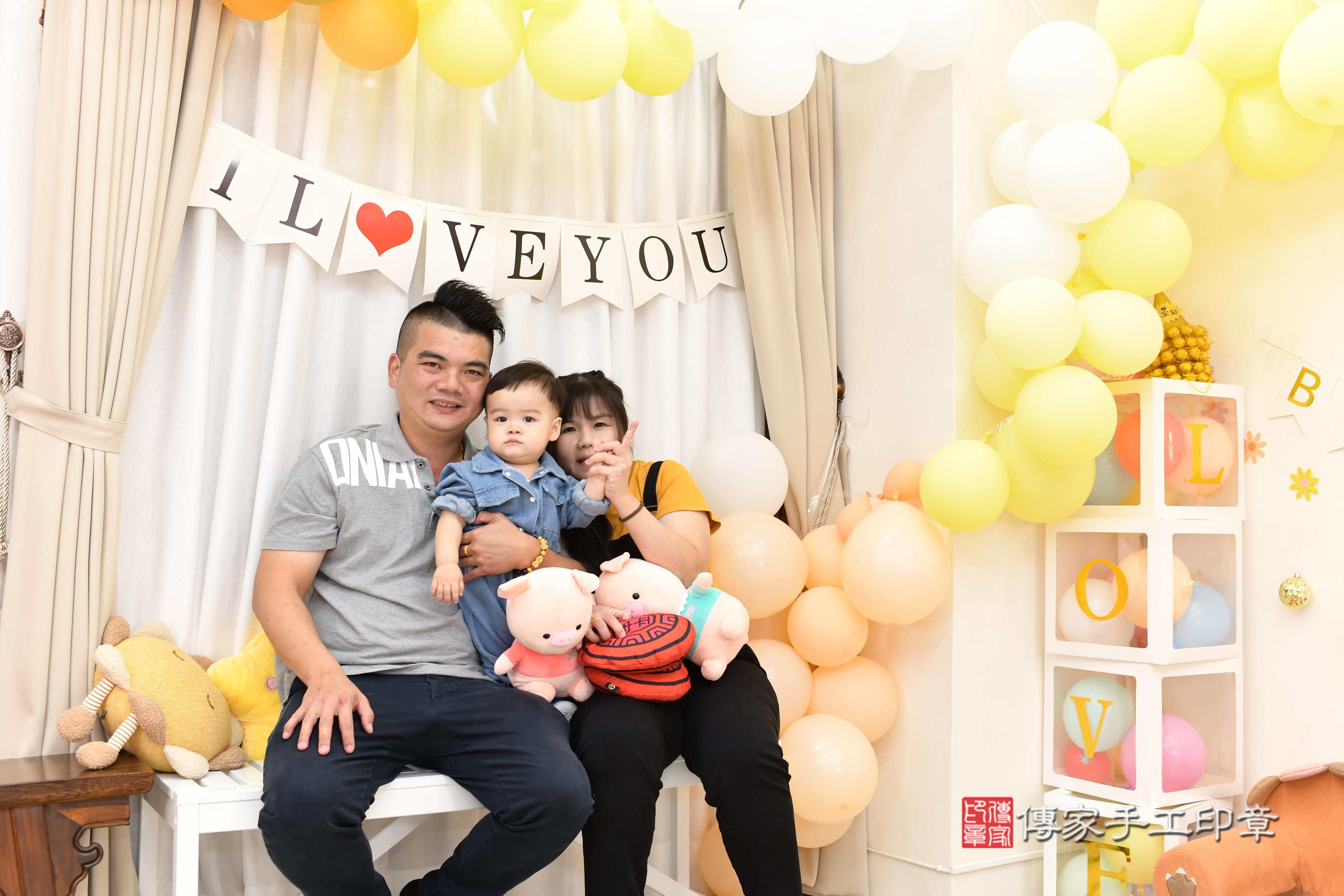 傳家手工印章高雄店、抓周、度脺、美式風會場、傳家嬰兒古禮、吉祥話、抓周道具物品24種、拍照。抓周證書。寶寶抓周、滿周歲、生日快樂、祝福