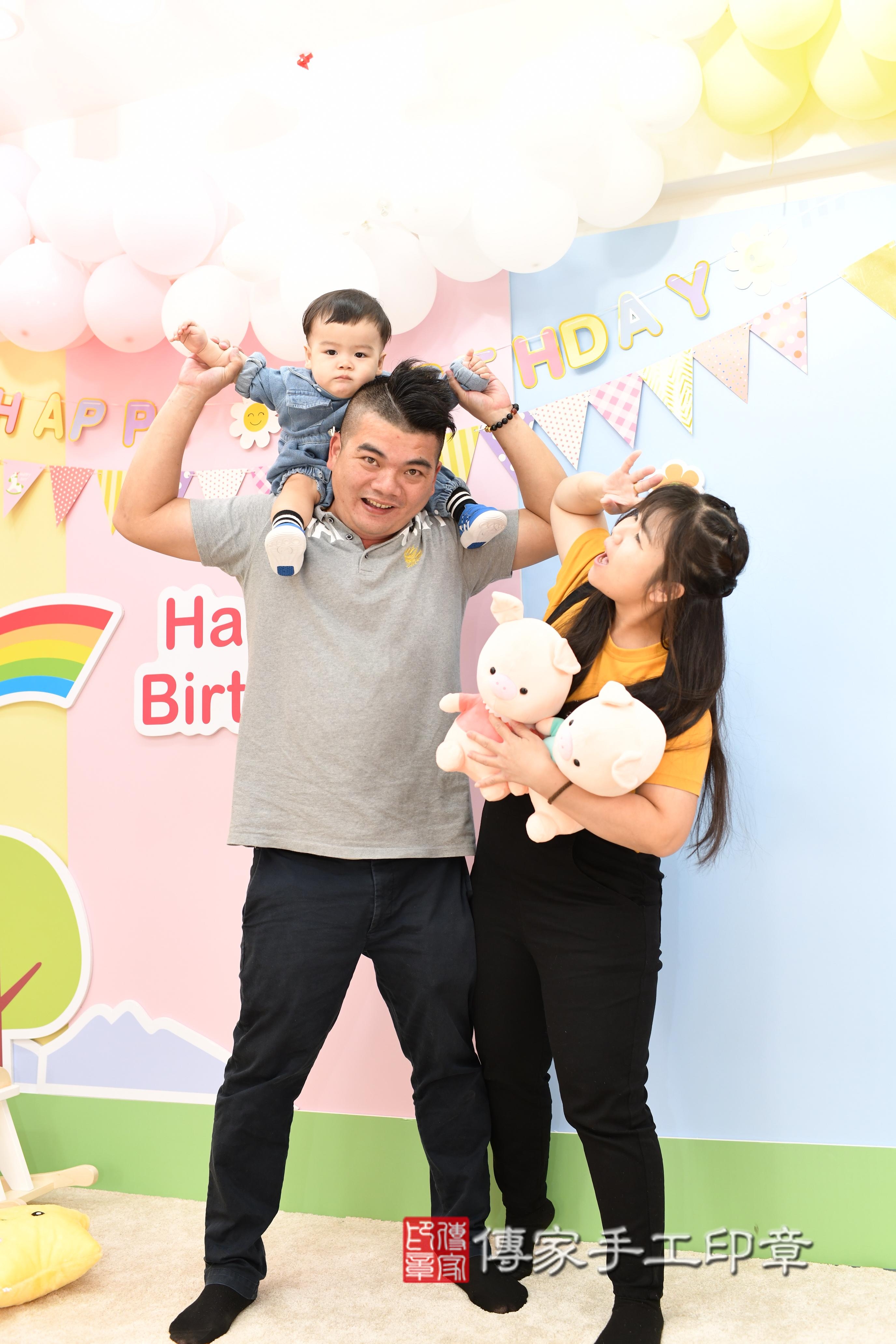 傳家手工印章高雄店、抓周、度脺、美式風會場、傳家嬰兒古禮、吉祥話、抓周道具物品24種、拍照。抓周證書。寶寶抓周、滿周歲、生日快樂、祝福