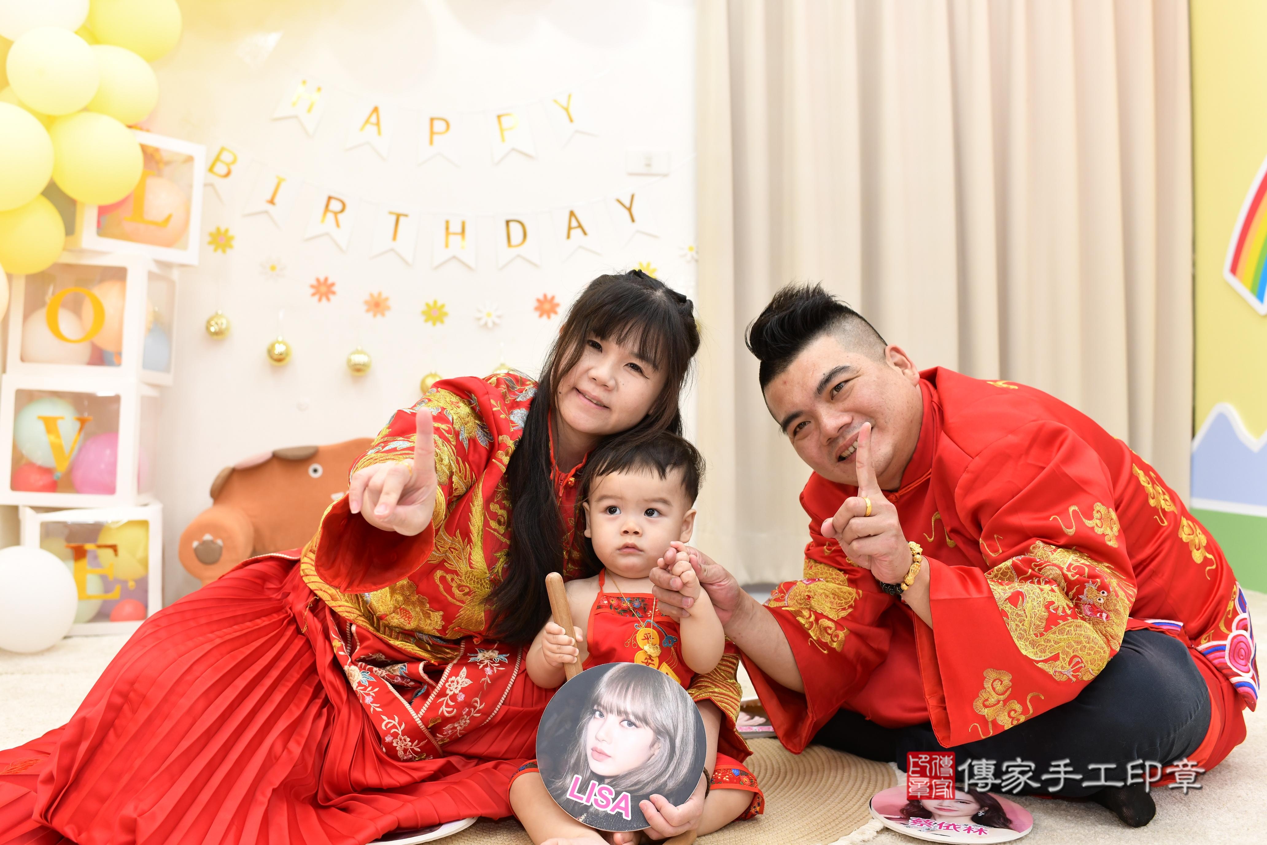 傳家手工印章高雄店、抓周、度脺、美式風會場、傳家嬰兒古禮、吉祥話、抓周道具物品24種、拍照。抓周證書。寶寶抓周、滿周歲、生日快樂、祝福