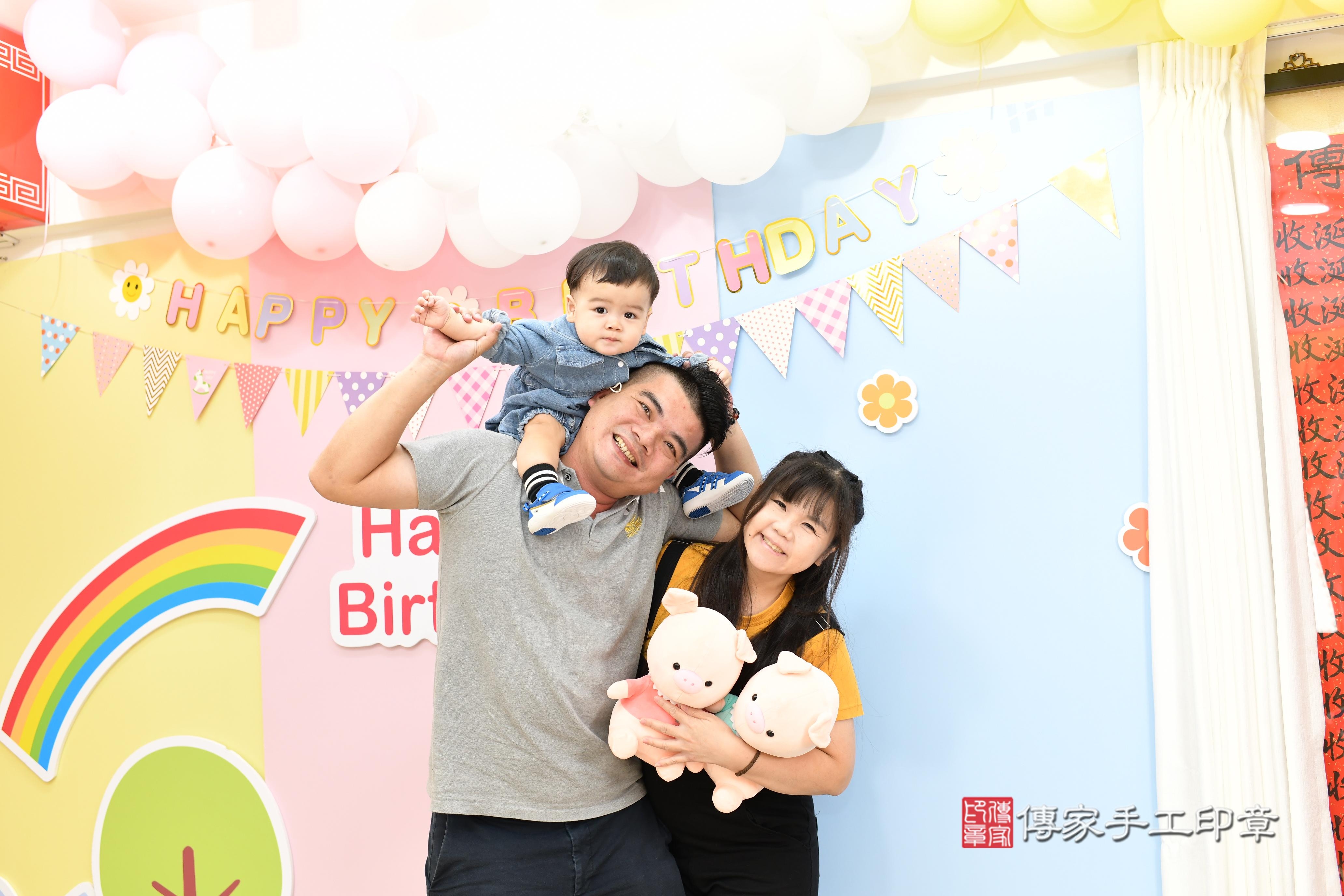 傳家手工印章高雄店、抓周、度脺、美式風會場、傳家嬰兒古禮、吉祥話、抓周道具物品24種、拍照。抓周證書。寶寶抓周、滿周歲、生日快樂、祝福