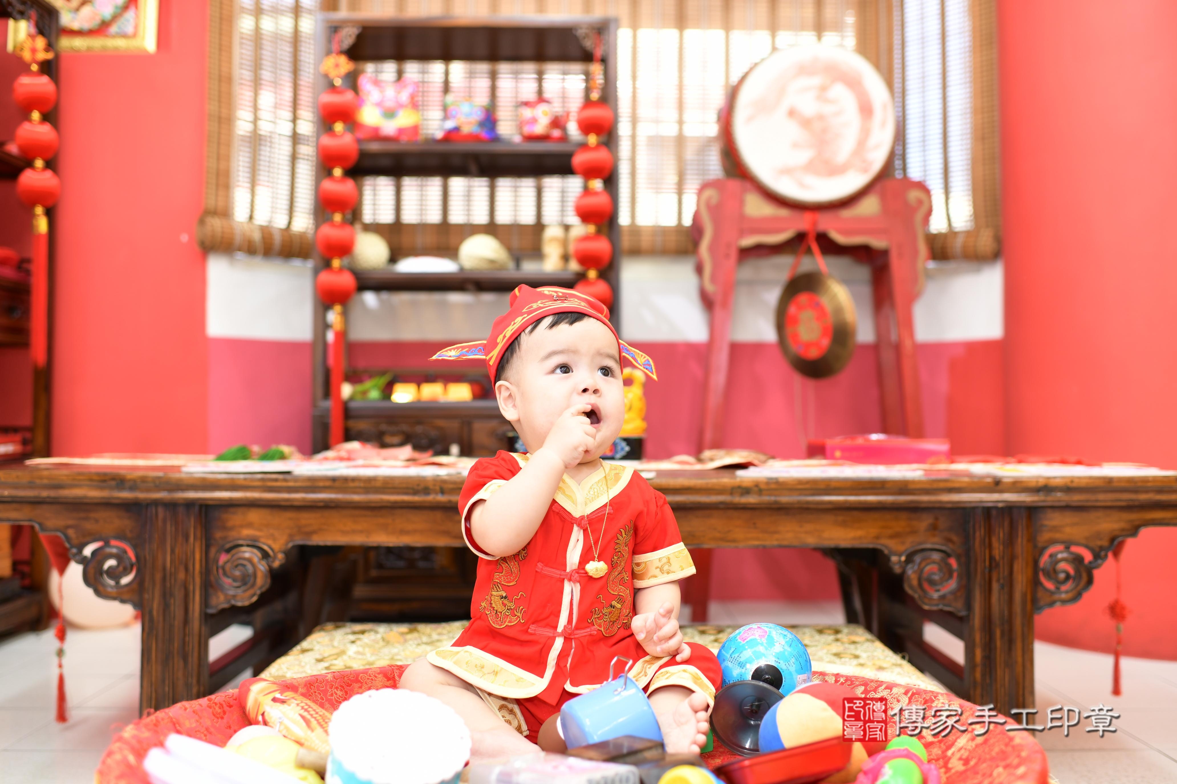 傳家手工印章高雄店、抓周、度脺、美式風會場、傳家嬰兒古禮、吉祥話、抓周道具物品24種、拍照。抓周證書。寶寶抓周、滿周歲、生日快樂、祝福