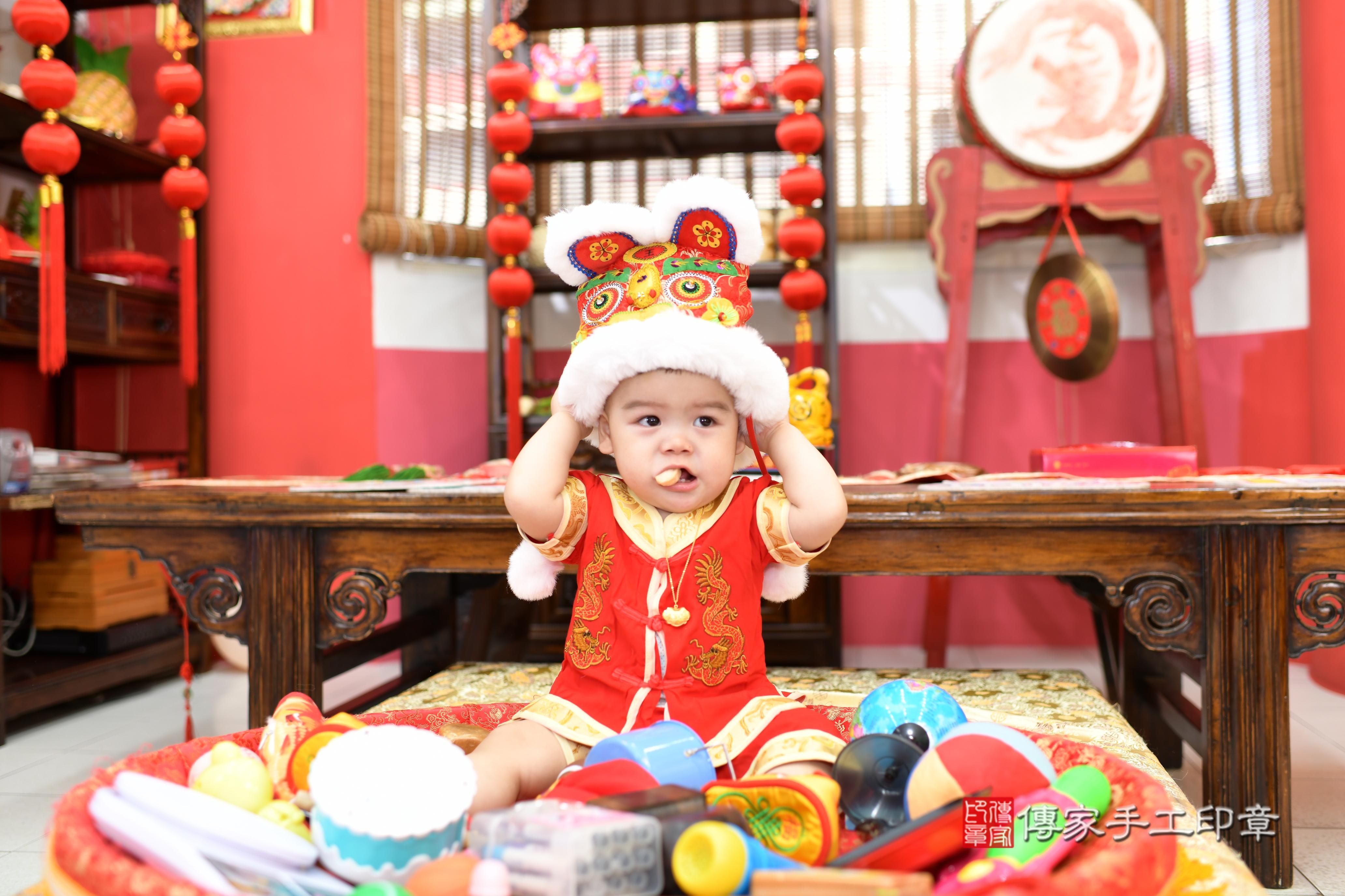 傳家手工印章高雄店、抓周、度脺、美式風會場、傳家嬰兒古禮、吉祥話、抓周道具物品24種、拍照。抓周證書。寶寶抓周、滿周歲、生日快樂、祝福