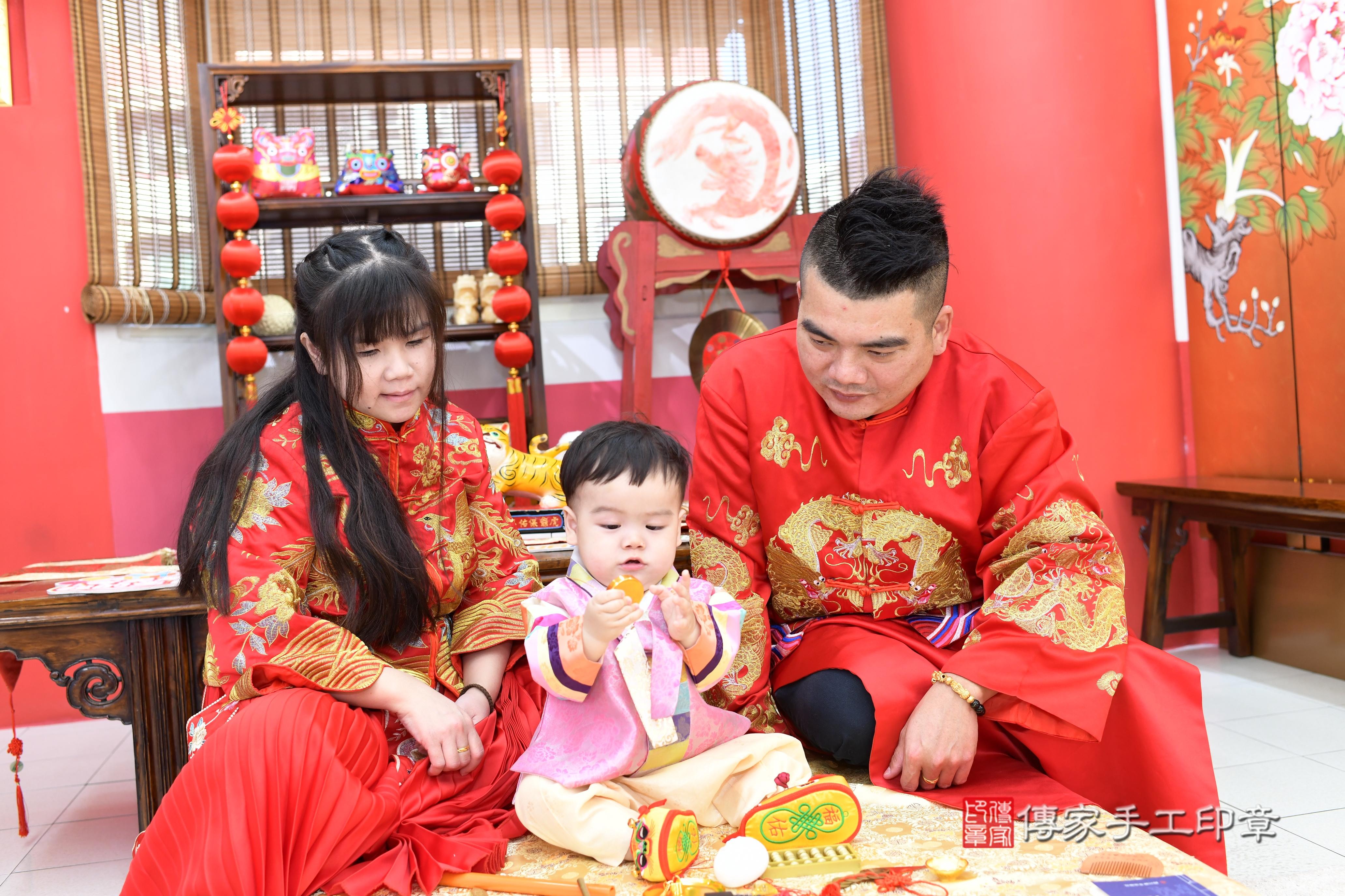 傳家手工印章高雄店、抓周、度脺、美式風會場、傳家嬰兒古禮、吉祥話、抓周道具物品24種、拍照。抓周證書。寶寶抓周、滿周歲、生日快樂、祝福