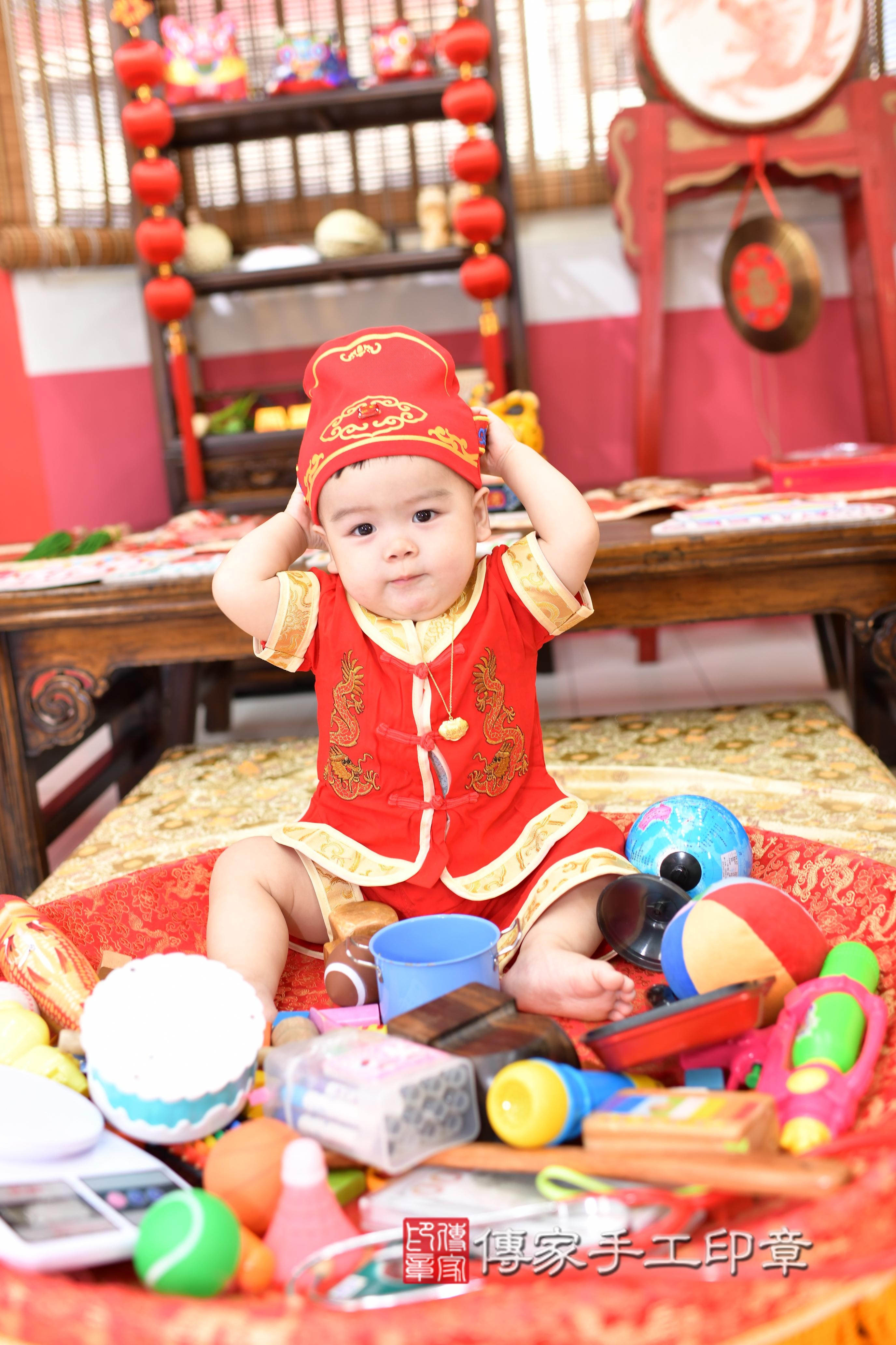 傳家手工印章高雄店、抓周、度脺、美式風會場、傳家嬰兒古禮、吉祥話、抓周道具物品24種、拍照。抓周證書。寶寶抓周、滿周歲、生日快樂、祝福