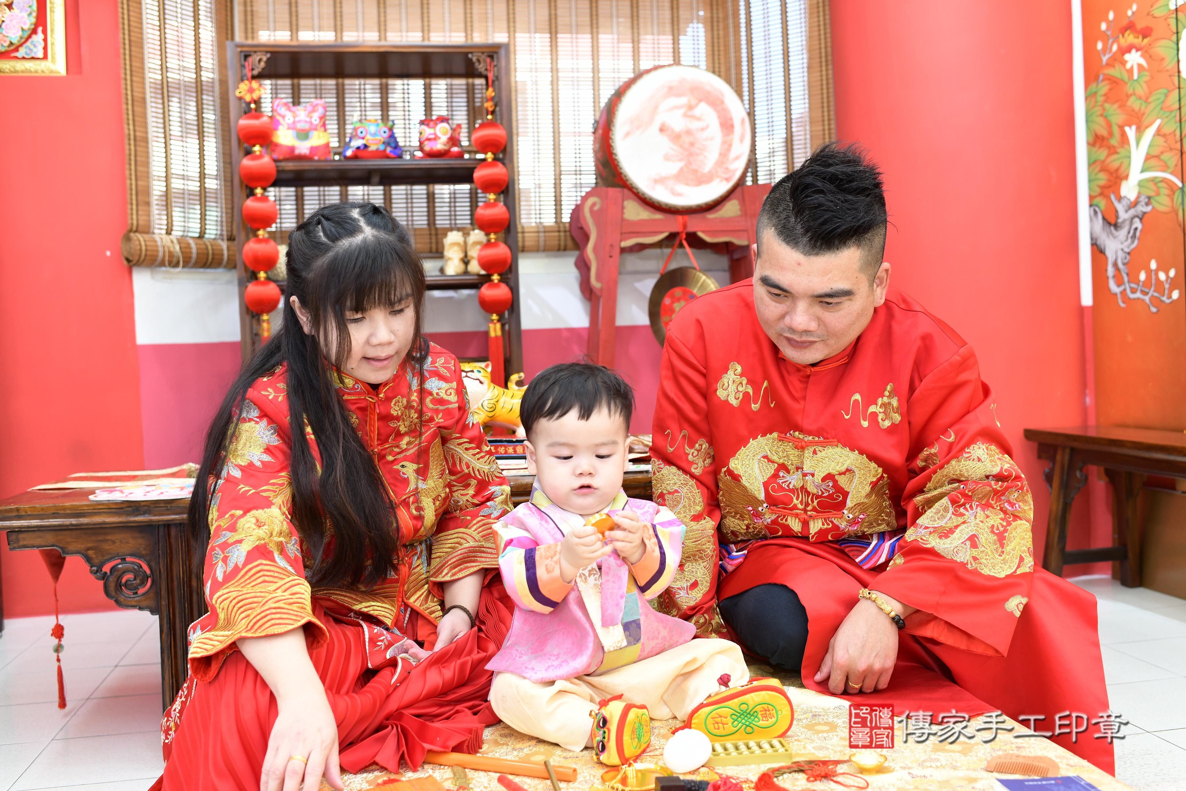 傳家手工印章高雄店、抓周、度脺、美式風會場、傳家嬰兒古禮、吉祥話、抓周道具物品24種、拍照。抓周證書。寶寶抓周、滿周歲、生日快樂、祝福