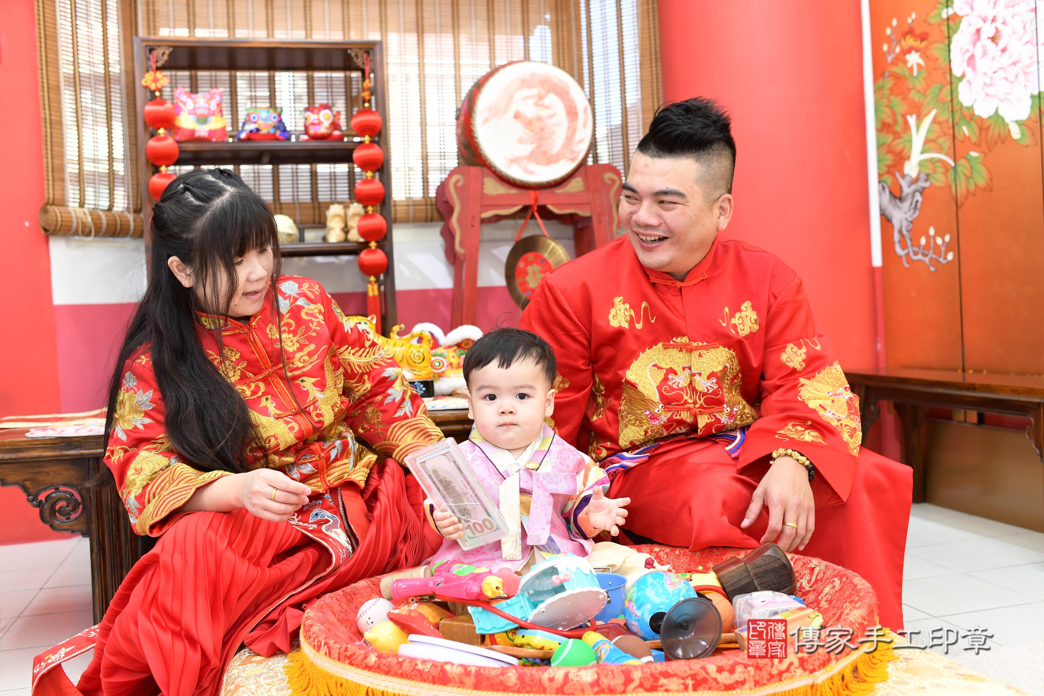 傳家手工印章高雄店、抓周、度脺、美式風會場、傳家嬰兒古禮、吉祥話、抓周道具物品24種、拍照。抓周證書。寶寶抓周、滿周歲、生日快樂、祝福