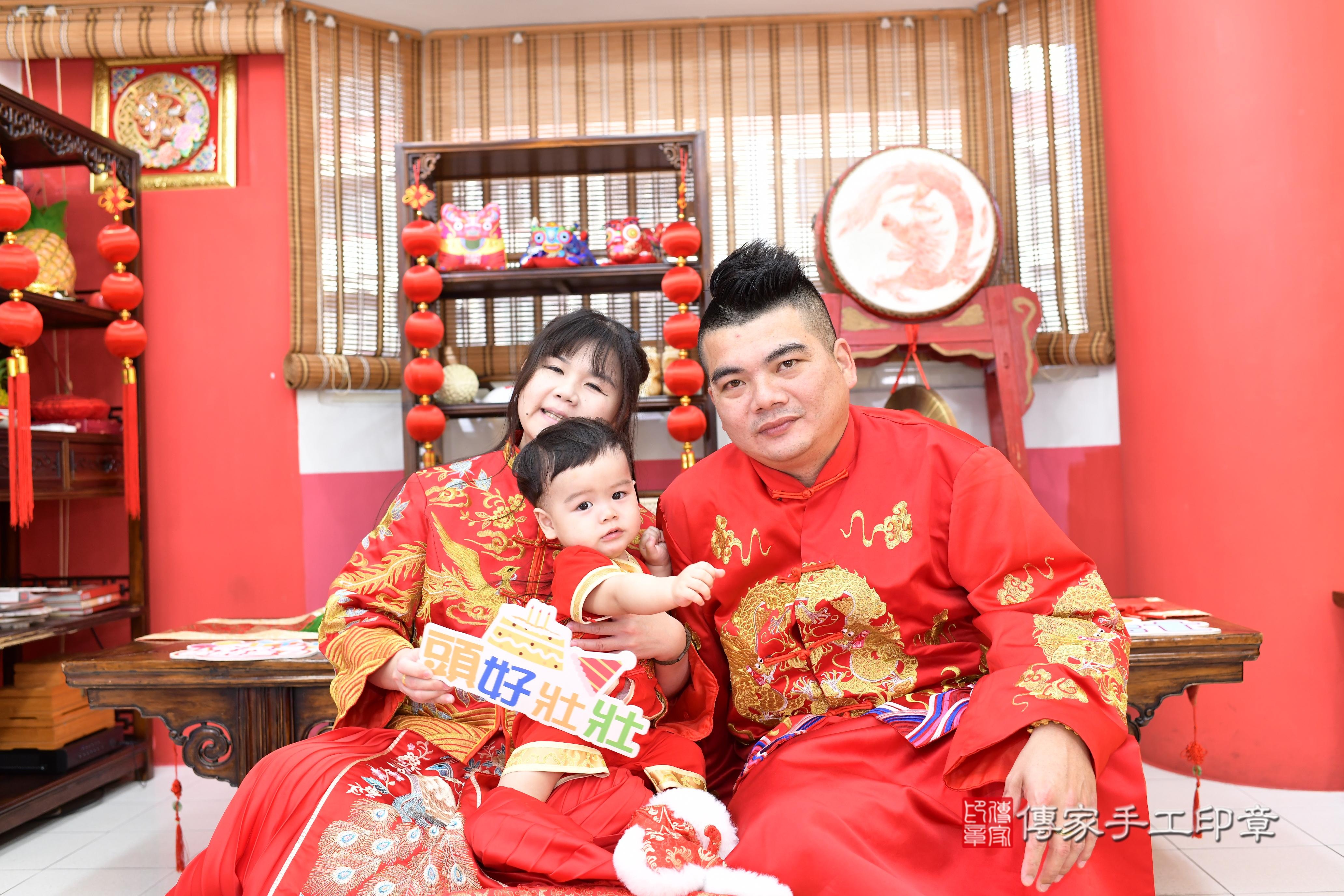 傳家手工印章高雄店、抓周、度脺、美式風會場、傳家嬰兒古禮、吉祥話、抓周道具物品24種、拍照。抓周證書。寶寶抓周、滿周歲、生日快樂、祝福