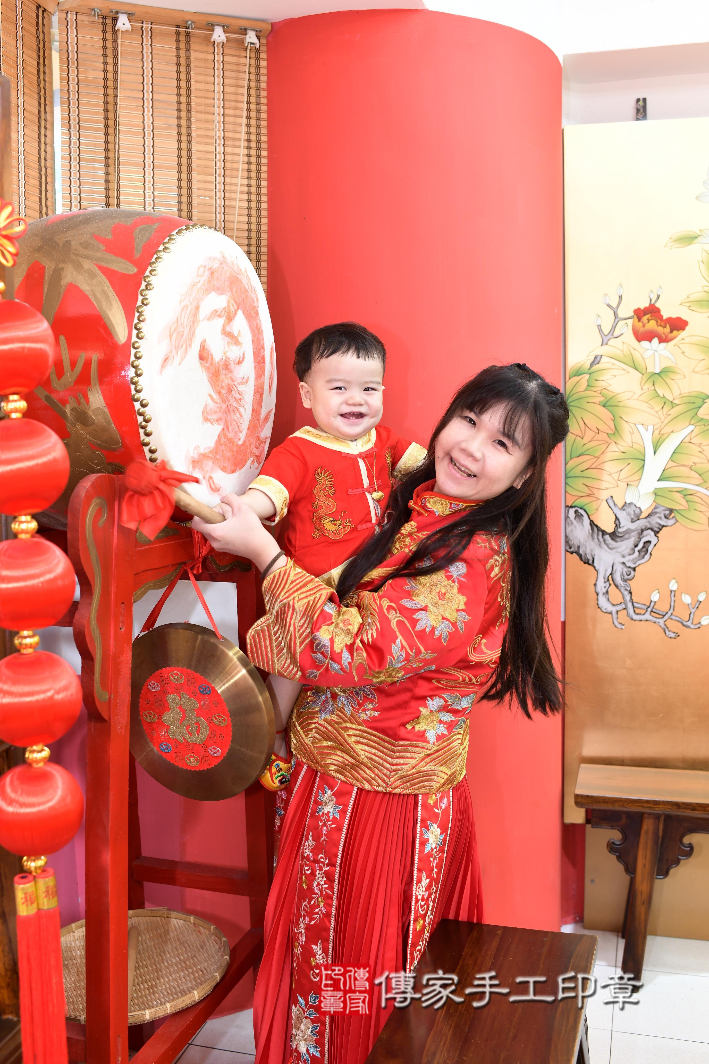 傳家手工印章高雄店、抓周、度脺、美式風會場、傳家嬰兒古禮、吉祥話、抓周道具物品24種、拍照。抓周證書。寶寶抓周、滿周歲、生日快樂、祝福