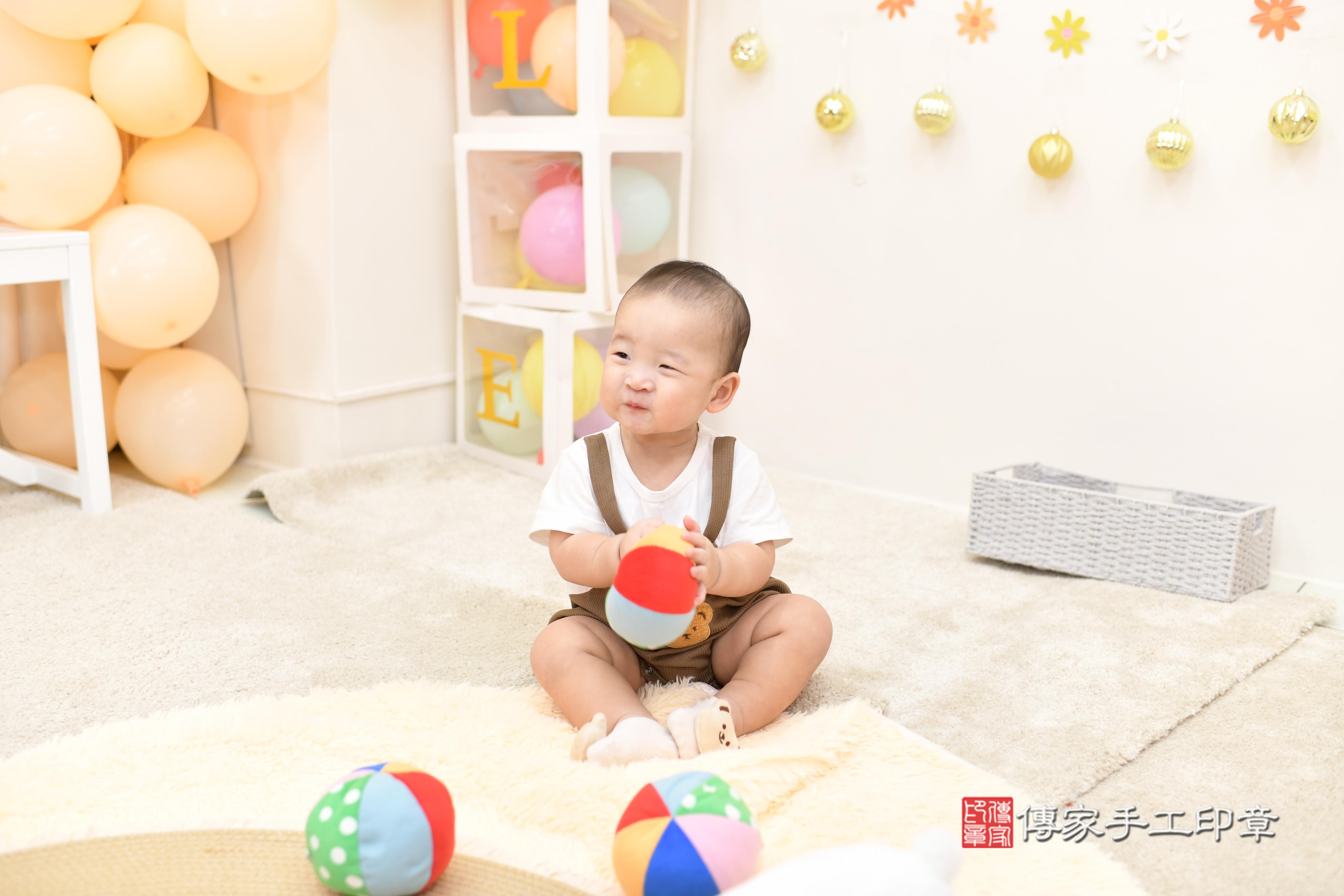 傳家手工印章高雄店、抓周、度脺、美式風會場、傳家嬰兒古禮、吉祥話、抓周道具物品24種、拍照。抓周證書。寶寶抓周、滿周歲、生日快樂、祝福