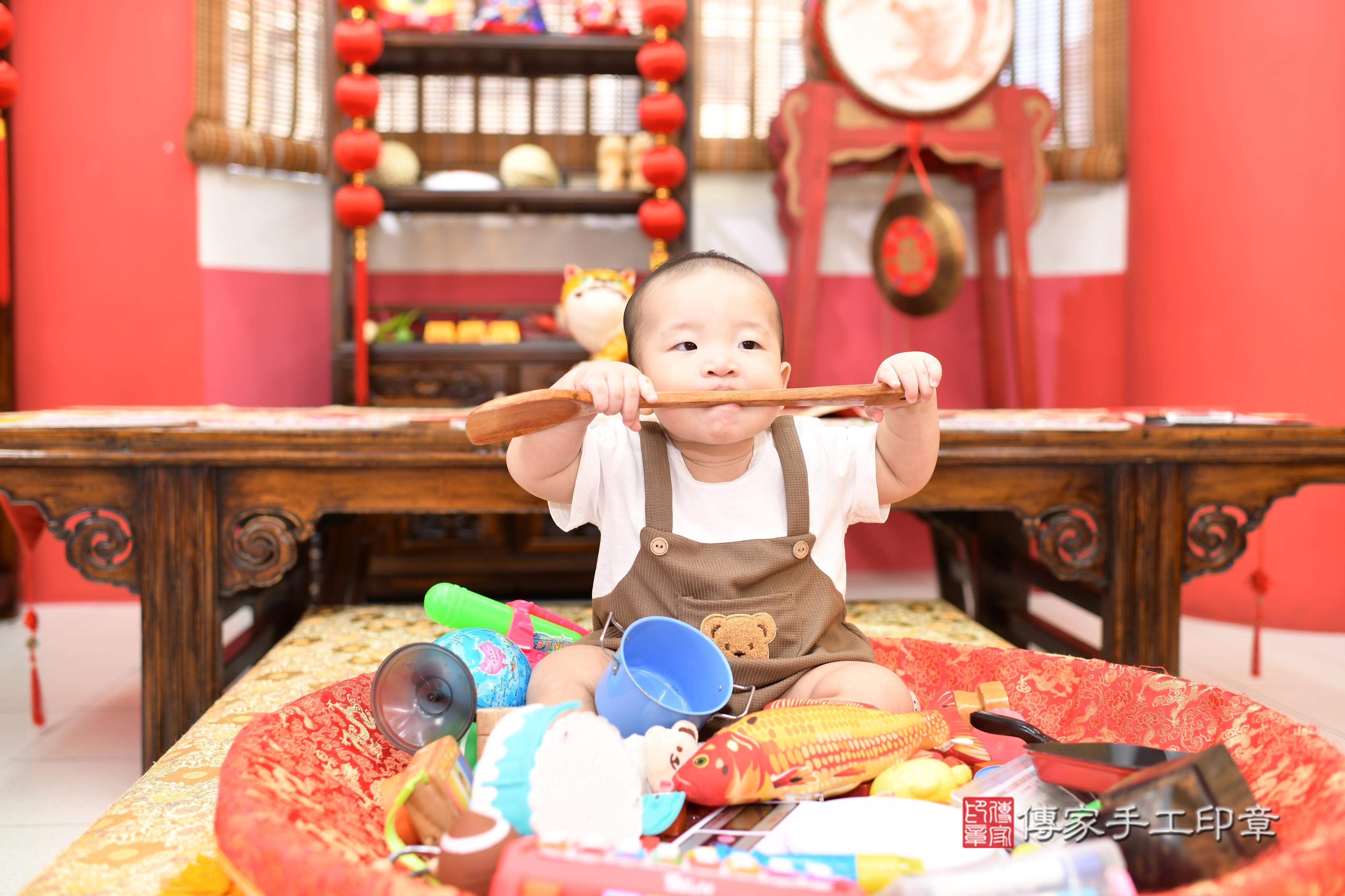 傳家手工印章高雄店、抓周、度脺、美式風會場、傳家嬰兒古禮、吉祥話、抓周道具物品24種、拍照。抓周證書。寶寶抓周、滿周歲、生日快樂、祝福