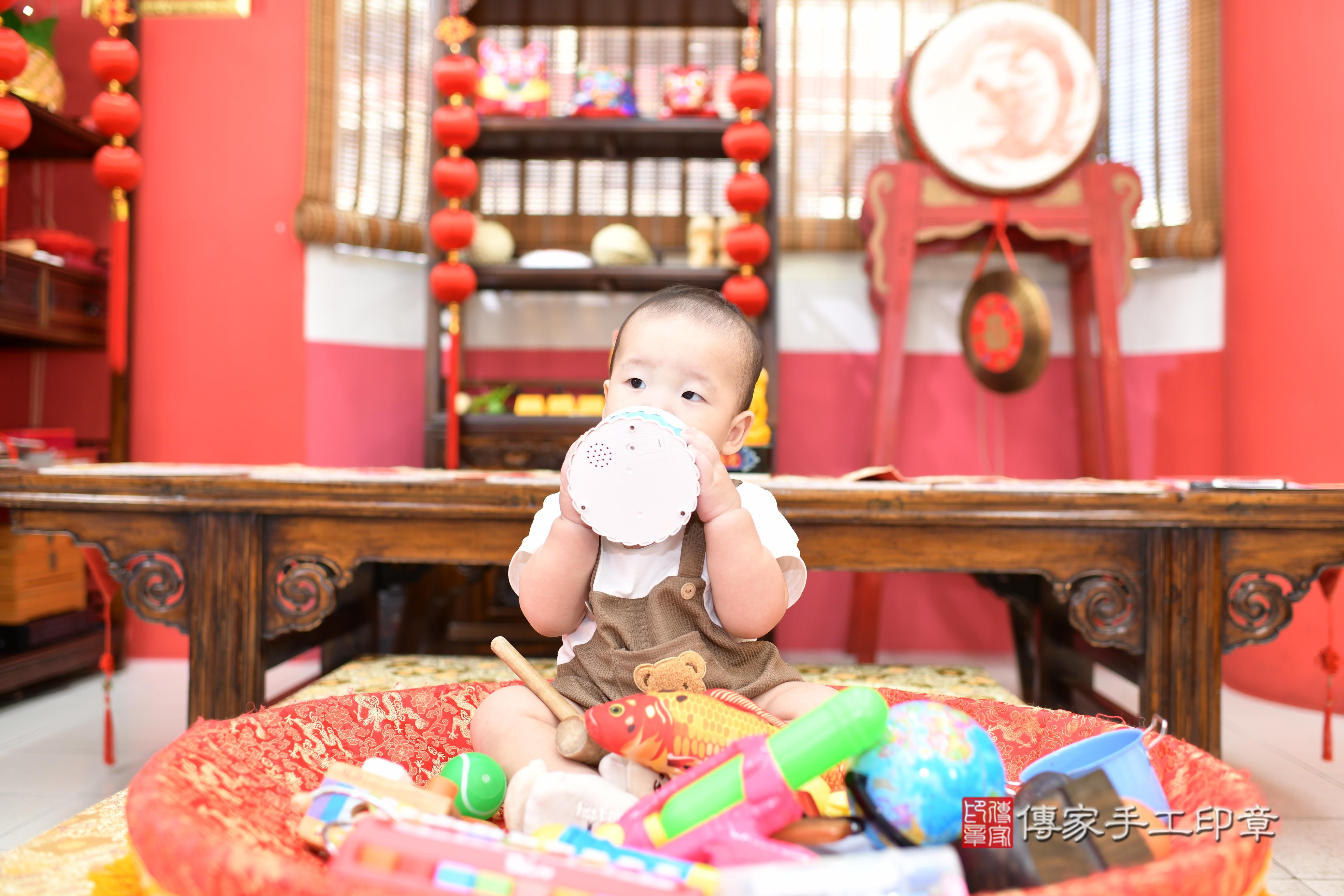 傳家手工印章高雄店、抓周、度脺、美式風會場、傳家嬰兒古禮、吉祥話、抓周道具物品24種、拍照。抓周證書。寶寶抓周、滿周歲、生日快樂、祝福