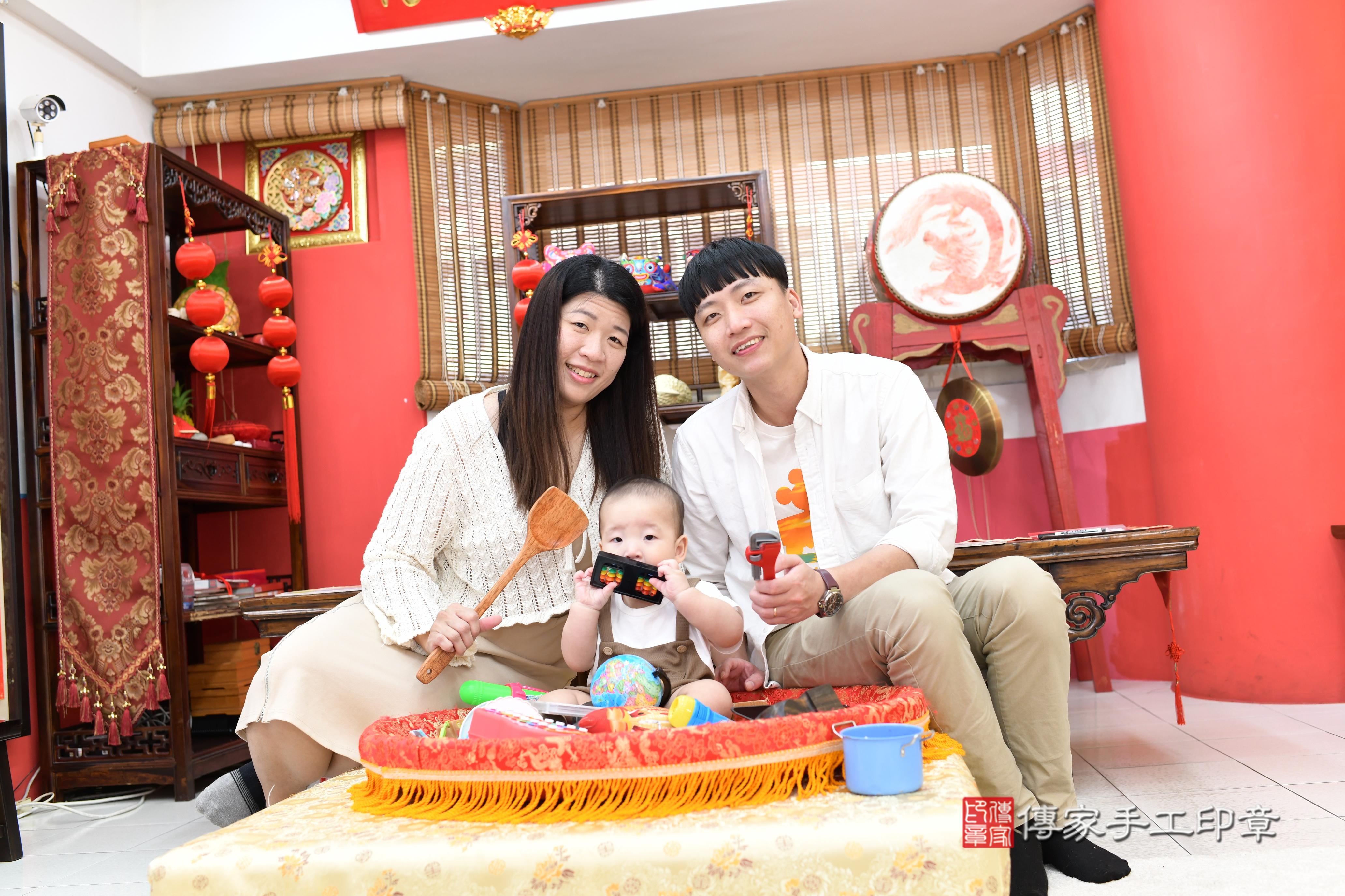 傳家手工印章高雄店、抓周、度脺、美式風會場、傳家嬰兒古禮、吉祥話、抓周道具物品24種、拍照。抓周證書。寶寶抓周、滿周歲、生日快樂、祝福