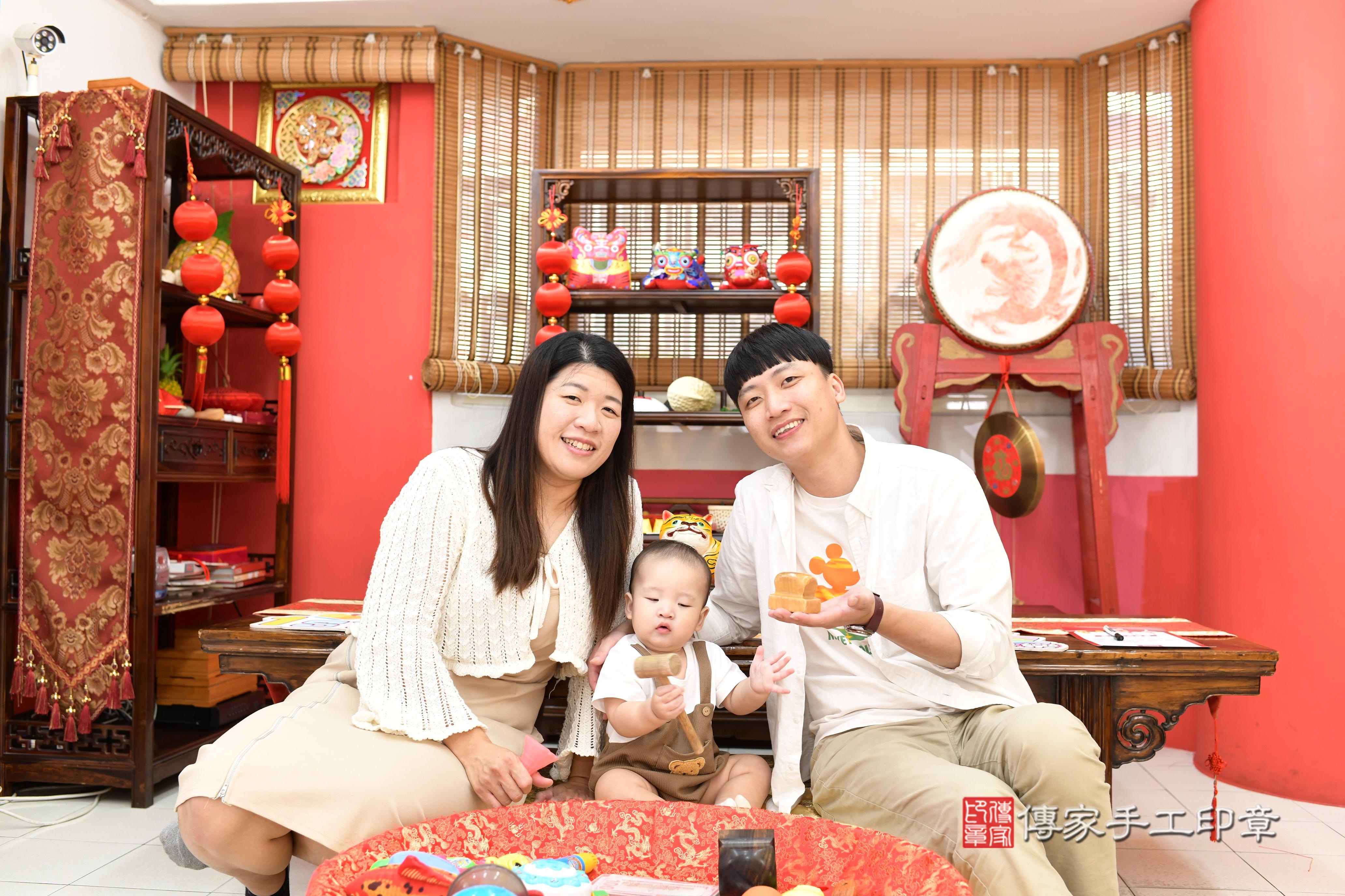傳家手工印章高雄店、抓周、度脺、美式風會場、傳家嬰兒古禮、吉祥話、抓周道具物品24種、拍照。抓周證書。寶寶抓周、滿周歲、生日快樂、祝福