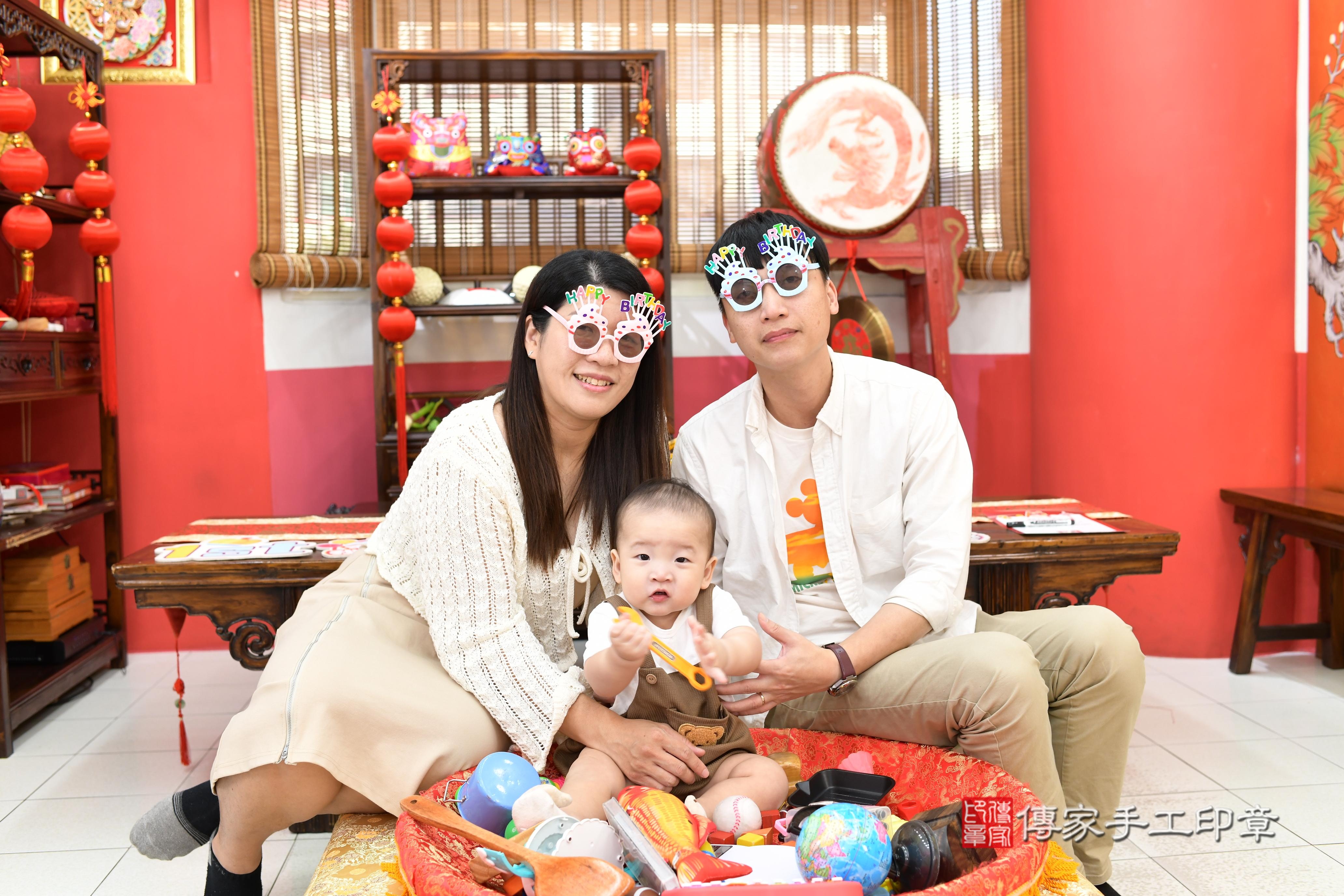 傳家手工印章高雄店、抓周、度脺、美式風會場、傳家嬰兒古禮、吉祥話、抓周道具物品24種、拍照。抓周證書。寶寶抓周、滿周歲、生日快樂、祝福