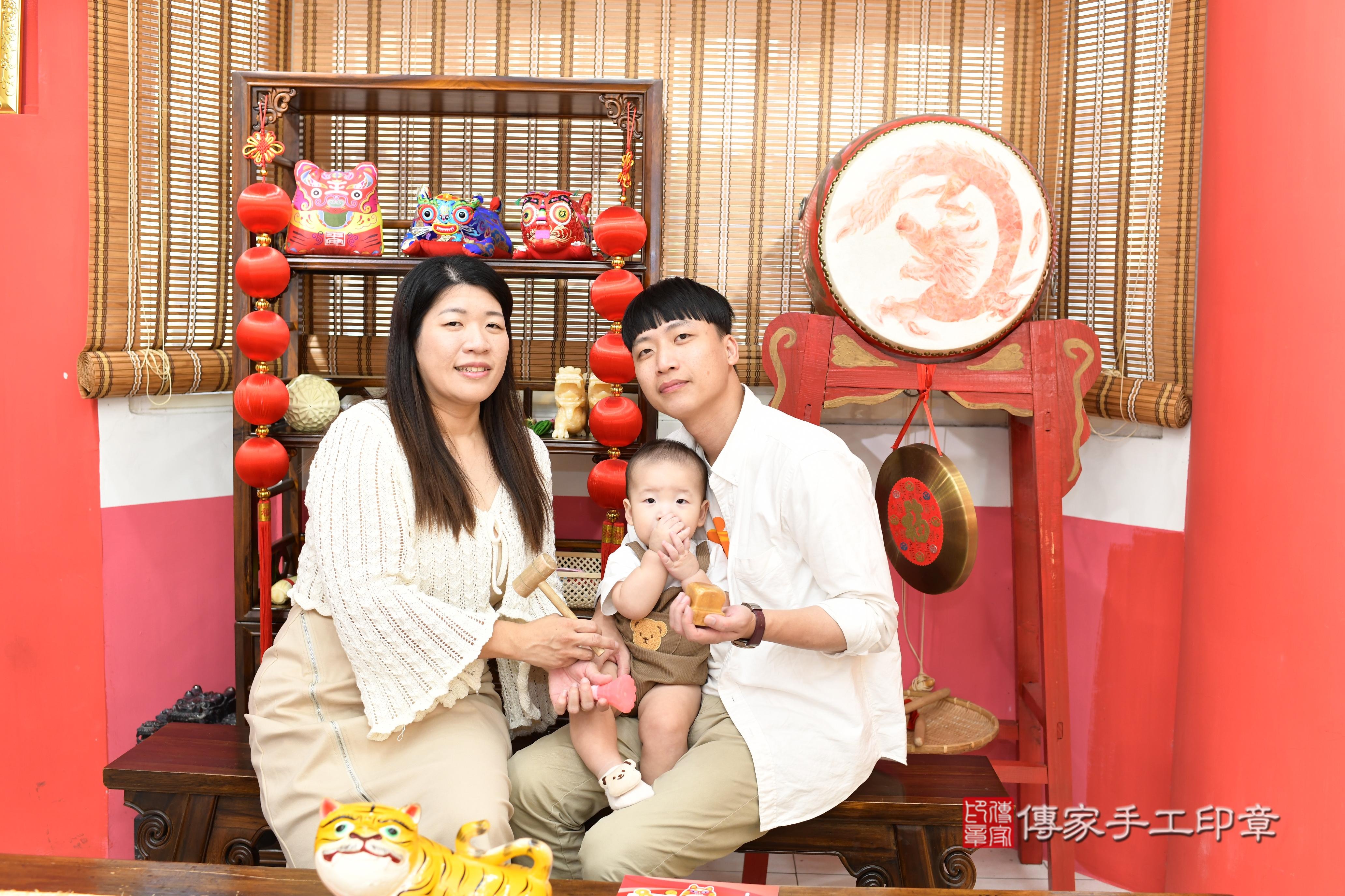 傳家手工印章高雄店、抓周、度脺、美式風會場、傳家嬰兒古禮、吉祥話、抓周道具物品24種、拍照。抓周證書。寶寶抓周、滿周歲、生日快樂、祝福