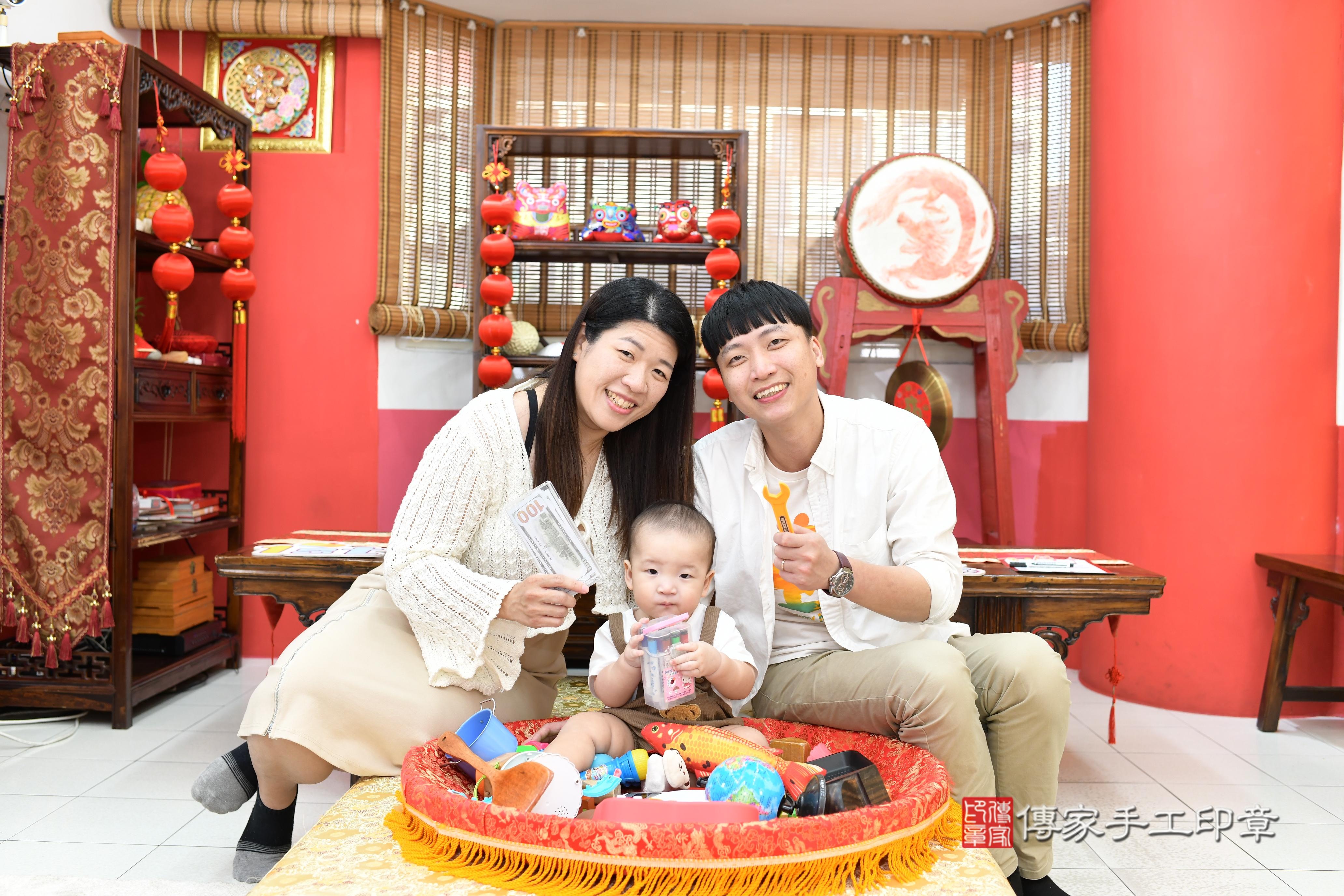 傳家手工印章高雄店、抓周、度脺、美式風會場、傳家嬰兒古禮、吉祥話、抓周道具物品24種、拍照。抓周證書。寶寶抓周、滿周歲、生日快樂、祝福