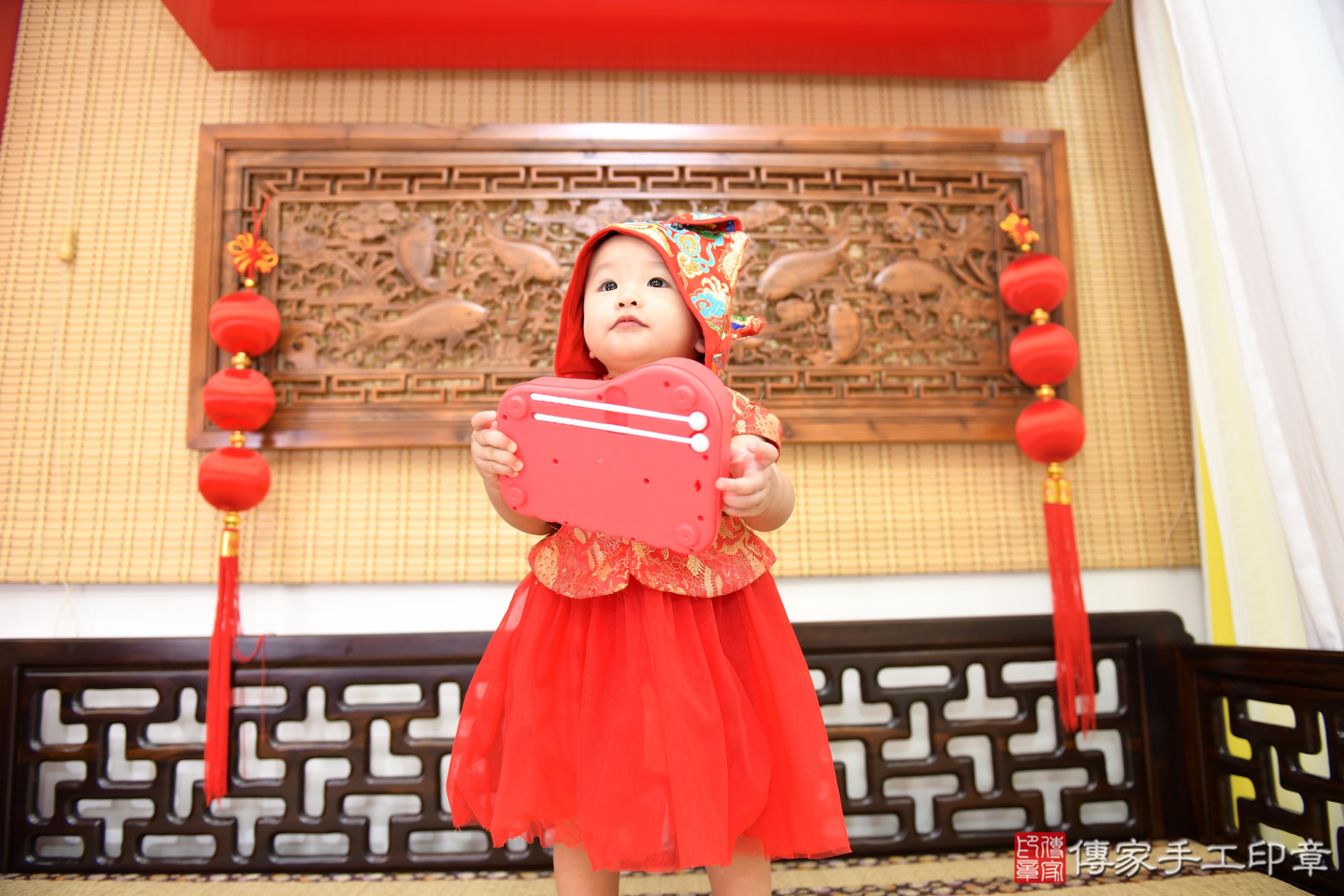 傳家手工印章台南店、抓周、度脺、美式風會場、傳家嬰兒古禮、吉祥話、抓周道具物品24種、拍照。抓周證書。寶寶抓周、滿周歲、生日快樂、祝福