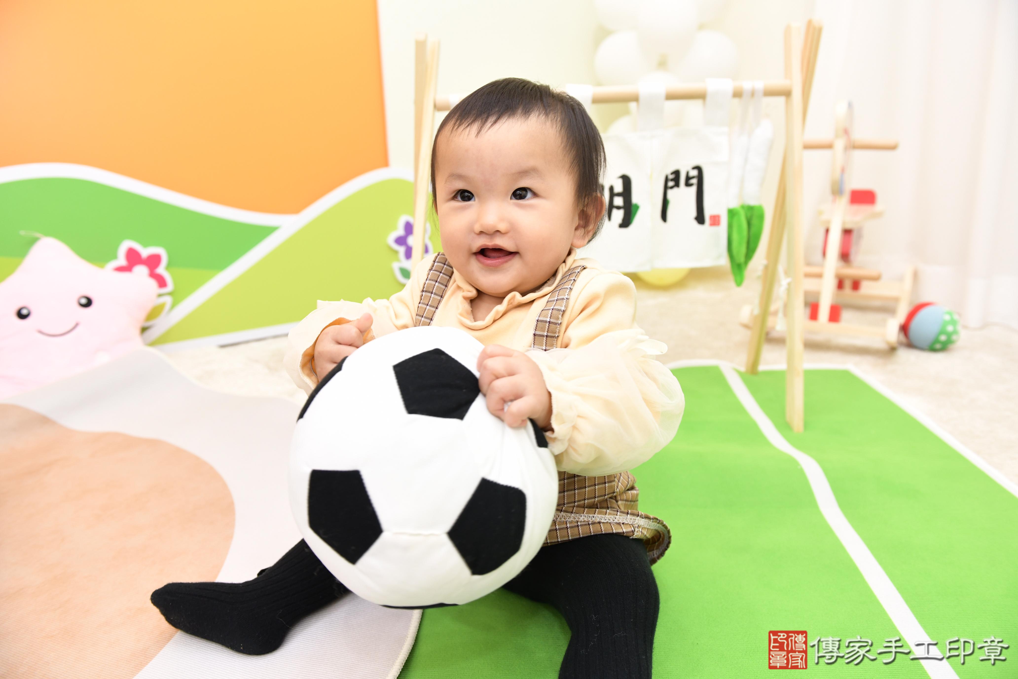 傳家手工印章台南店、抓周、度脺、美式風會場、傳家嬰兒古禮、吉祥話、抓周道具物品24種、拍照。抓周證書。寶寶抓周、滿周歲、生日快樂、祝福