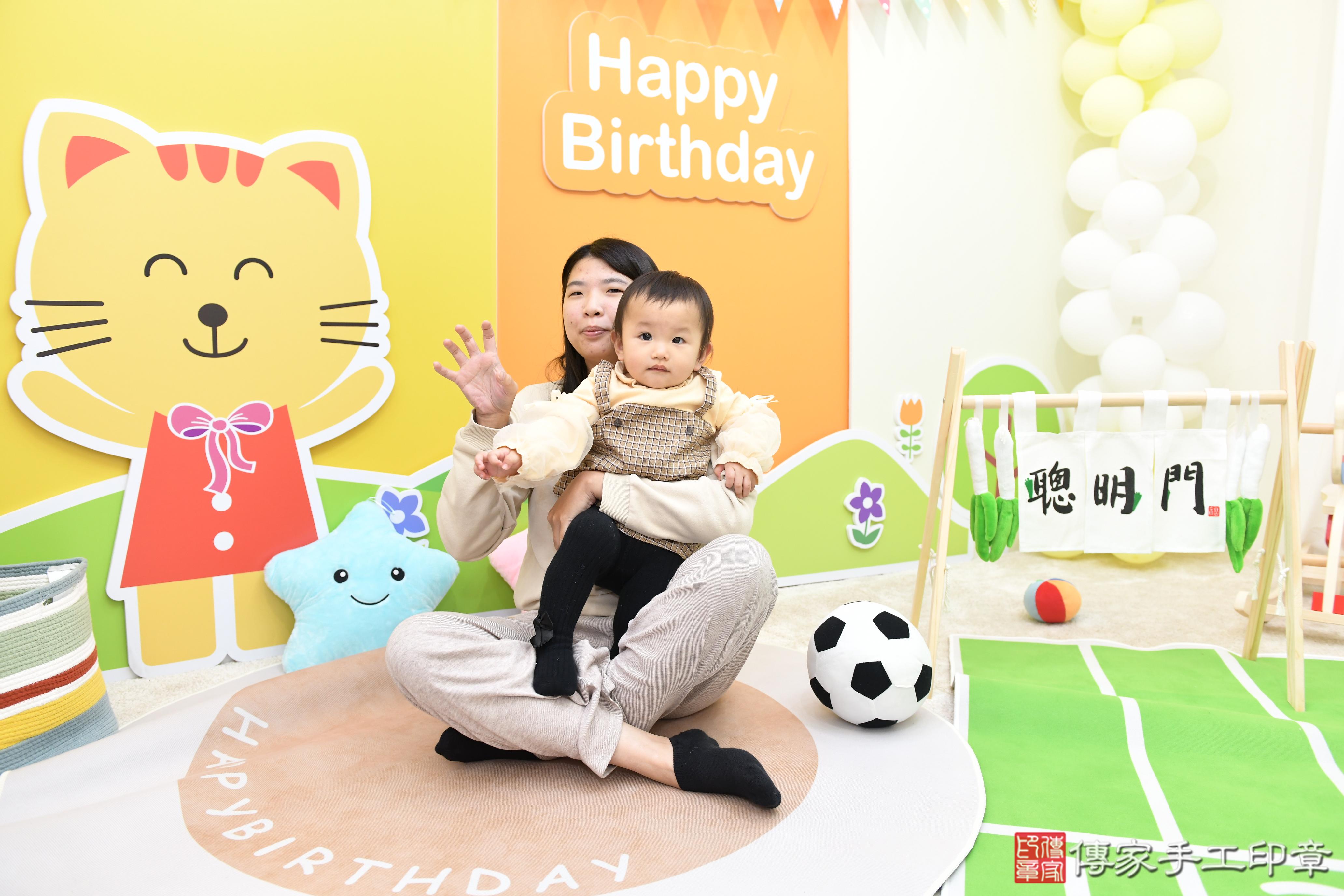 傳家手工印章台南店、抓周、度脺、美式風會場、傳家嬰兒古禮、吉祥話、抓周道具物品24種、拍照。抓周證書。寶寶抓周、滿周歲、生日快樂、祝福