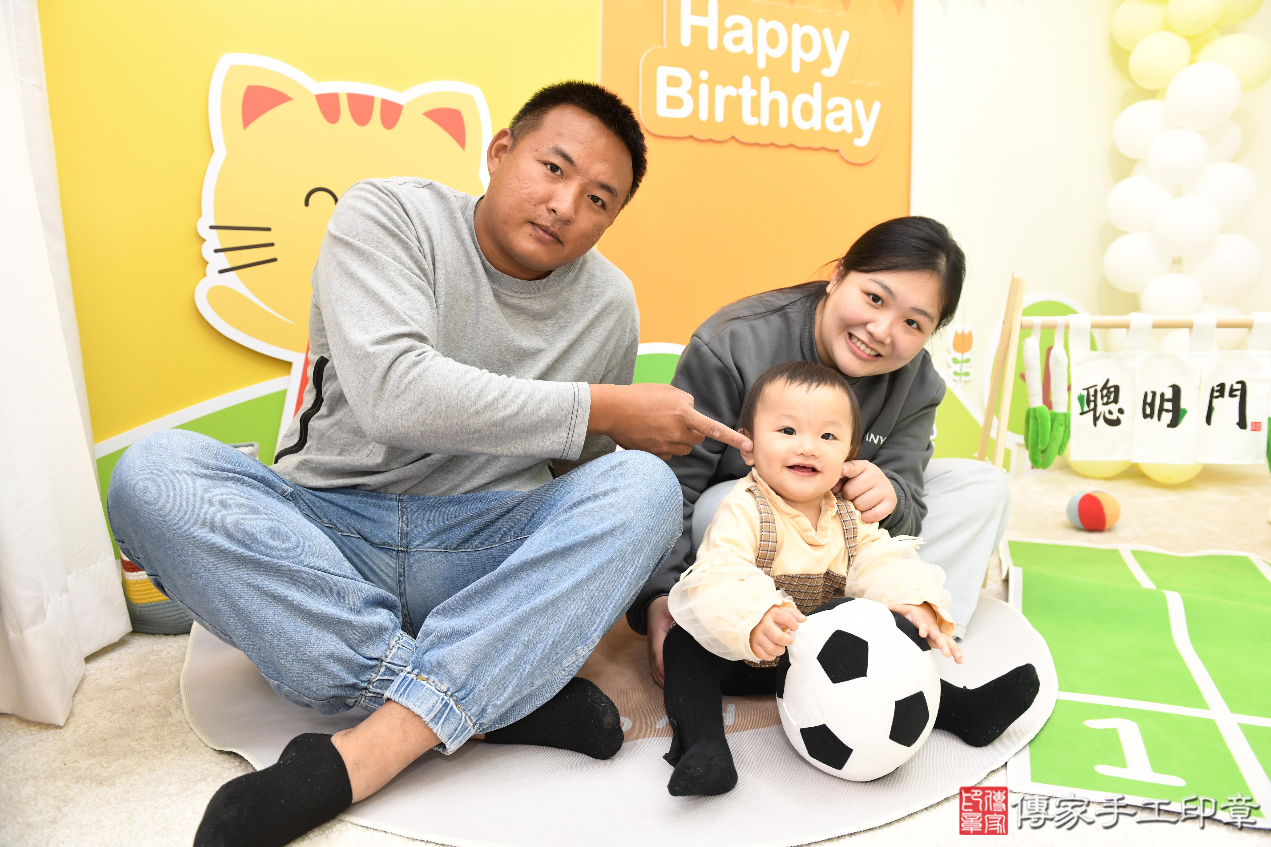 傳家手工印章台南店、抓周、度脺、美式風會場、傳家嬰兒古禮、吉祥話、抓周道具物品24種、拍照。抓周證書。寶寶抓周、滿周歲、生日快樂、祝福