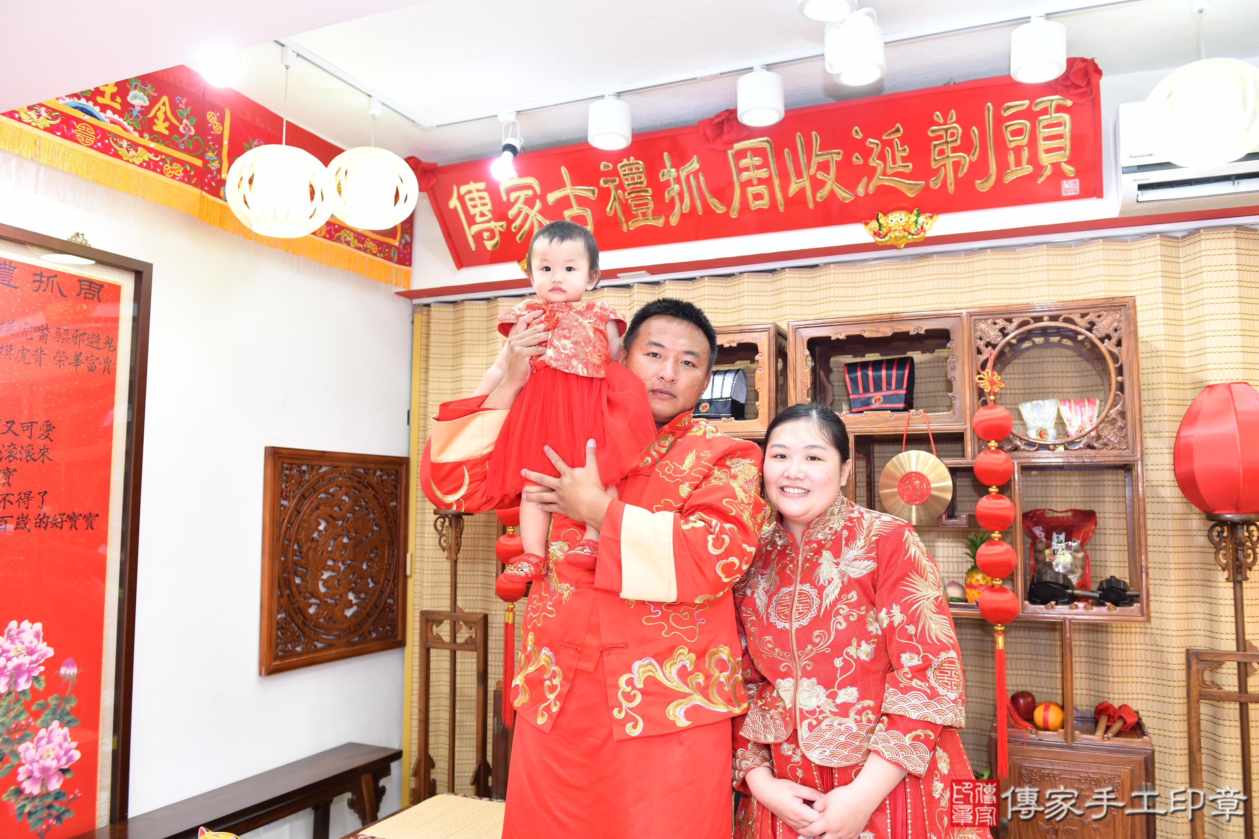 傳家手工印章台南店、抓周、度脺、美式風會場、傳家嬰兒古禮、吉祥話、抓周道具物品24種、拍照。抓周證書。寶寶抓周、滿周歲、生日快樂、祝福