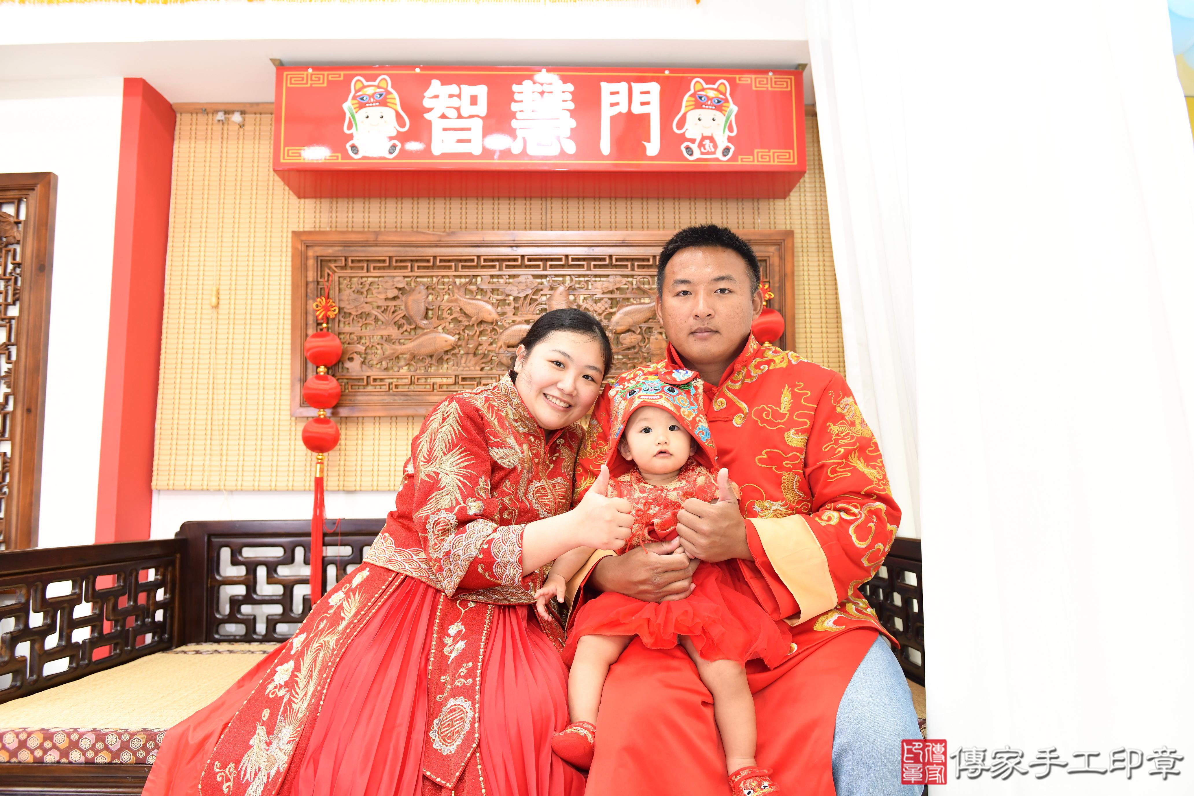 傳家手工印章台南店、抓周、度脺、美式風會場、傳家嬰兒古禮、吉祥話、抓周道具物品24種、拍照。抓周證書。寶寶抓周、滿周歲、生日快樂、祝福