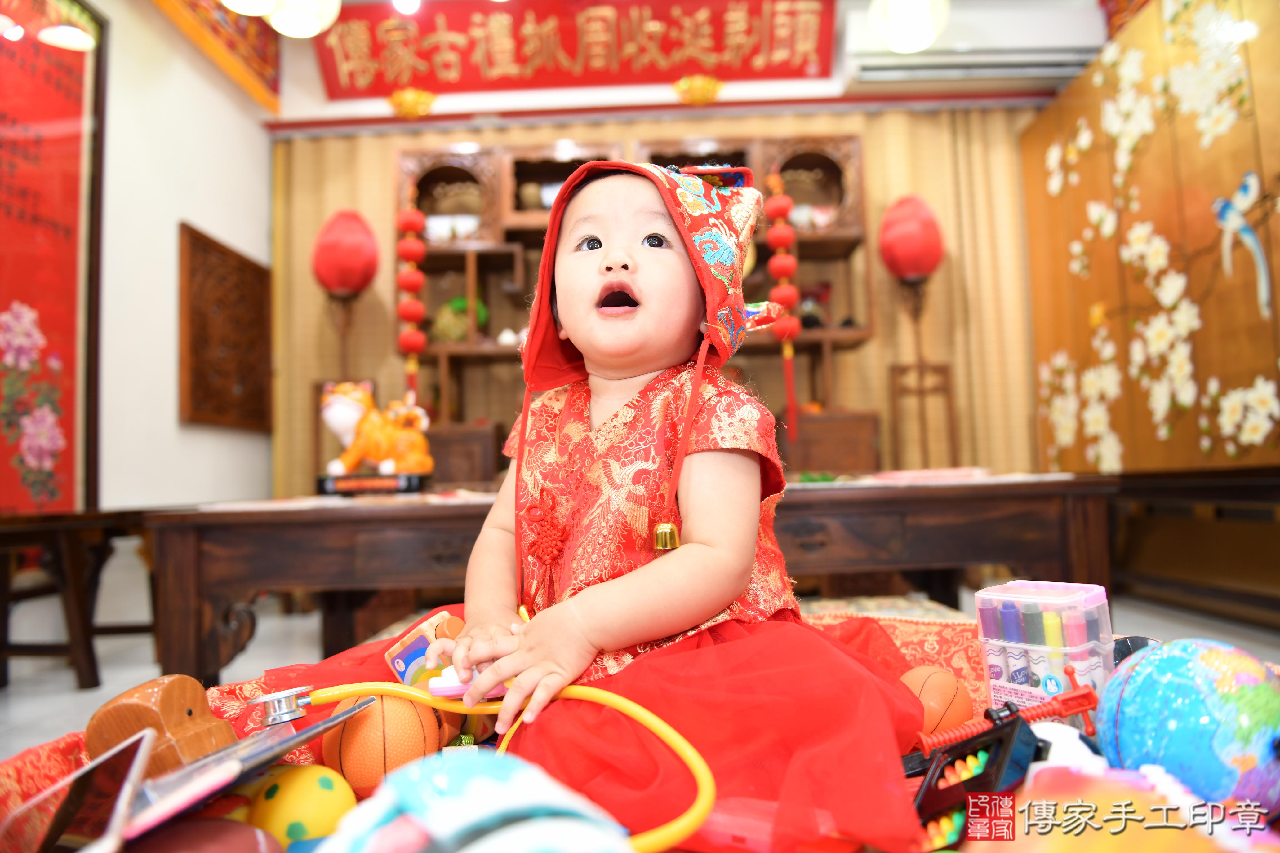 傳家手工印章台南店、抓周、度脺、美式風會場、傳家嬰兒古禮、吉祥話、抓周道具物品24種、拍照。抓周證書。寶寶抓周、滿周歲、生日快樂、祝福