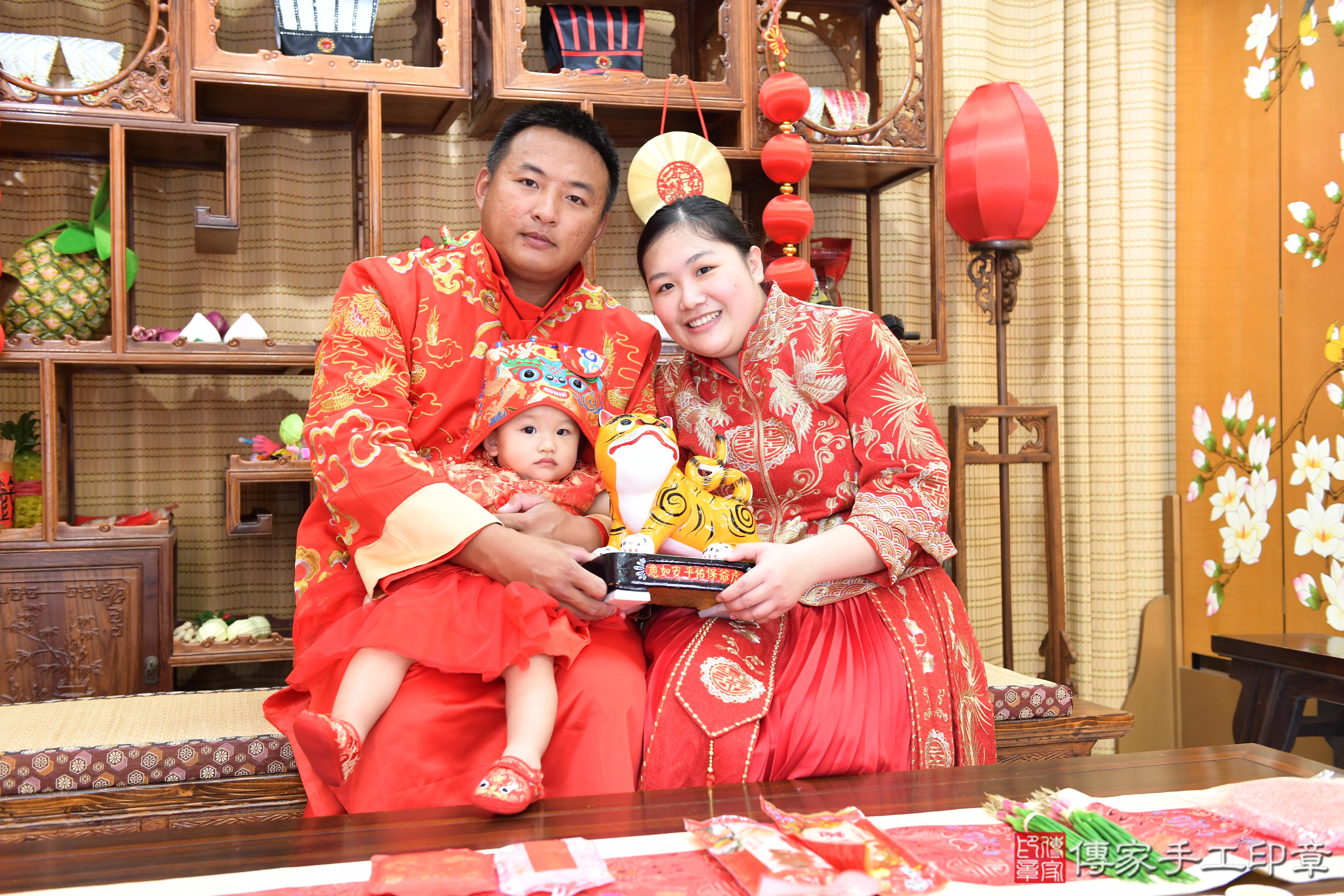 傳家手工印章台南店、抓周、度脺、美式風會場、傳家嬰兒古禮、吉祥話、抓周道具物品24種、拍照。抓周證書。寶寶抓周、滿周歲、生日快樂、祝福