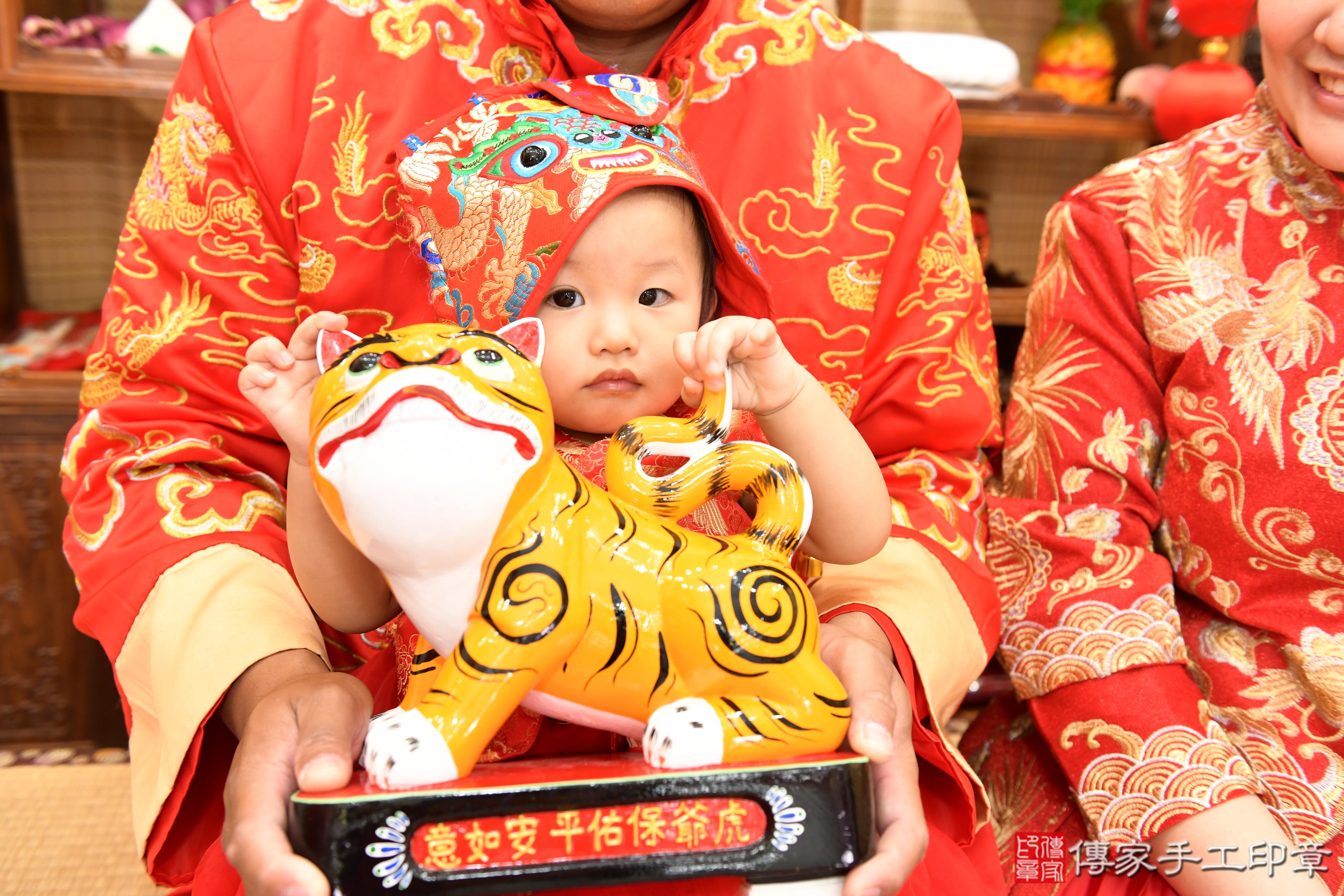 傳家手工印章台南店、抓周、度脺、美式風會場、傳家嬰兒古禮、吉祥話、抓周道具物品24種、拍照。抓周證書。寶寶抓周、滿周歲、生日快樂、祝福