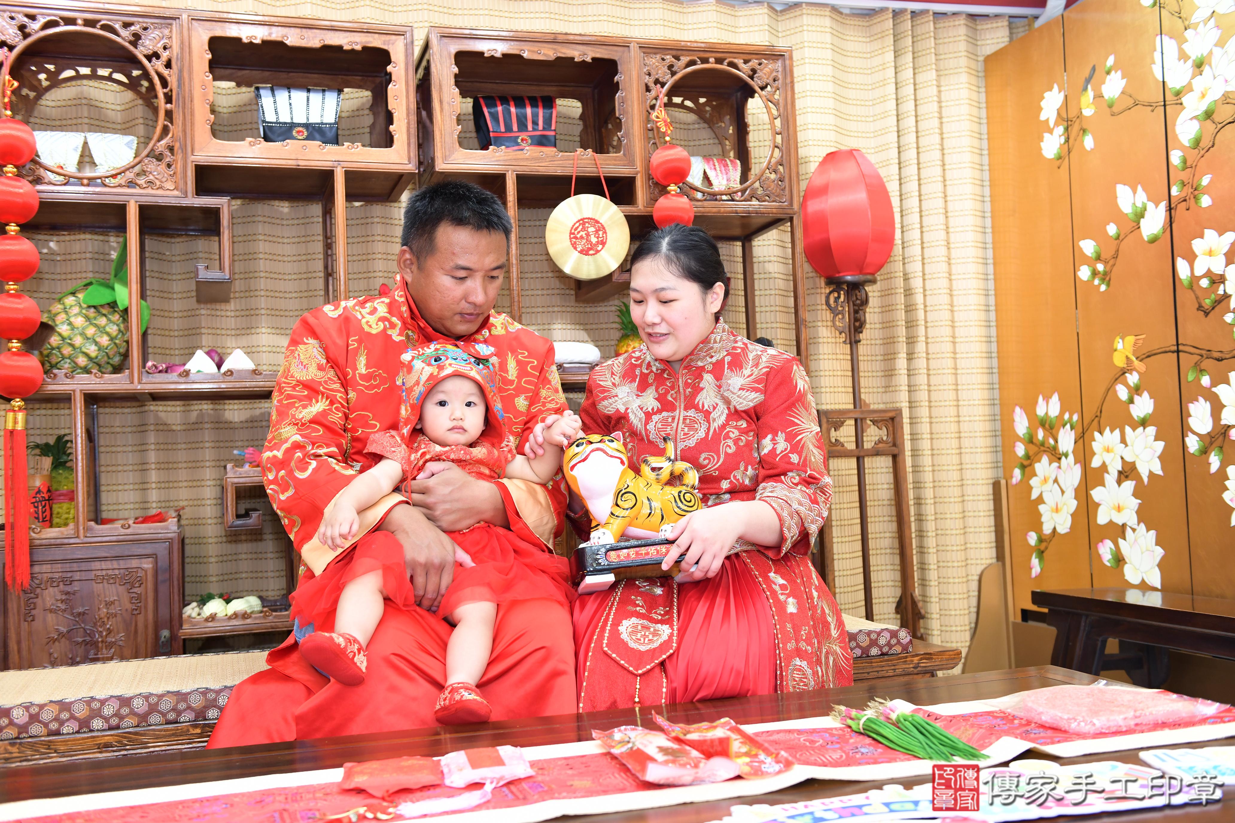 傳家手工印章台南店、抓周、度脺、美式風會場、傳家嬰兒古禮、吉祥話、抓周道具物品24種、拍照。抓周證書。寶寶抓周、滿周歲、生日快樂、祝福