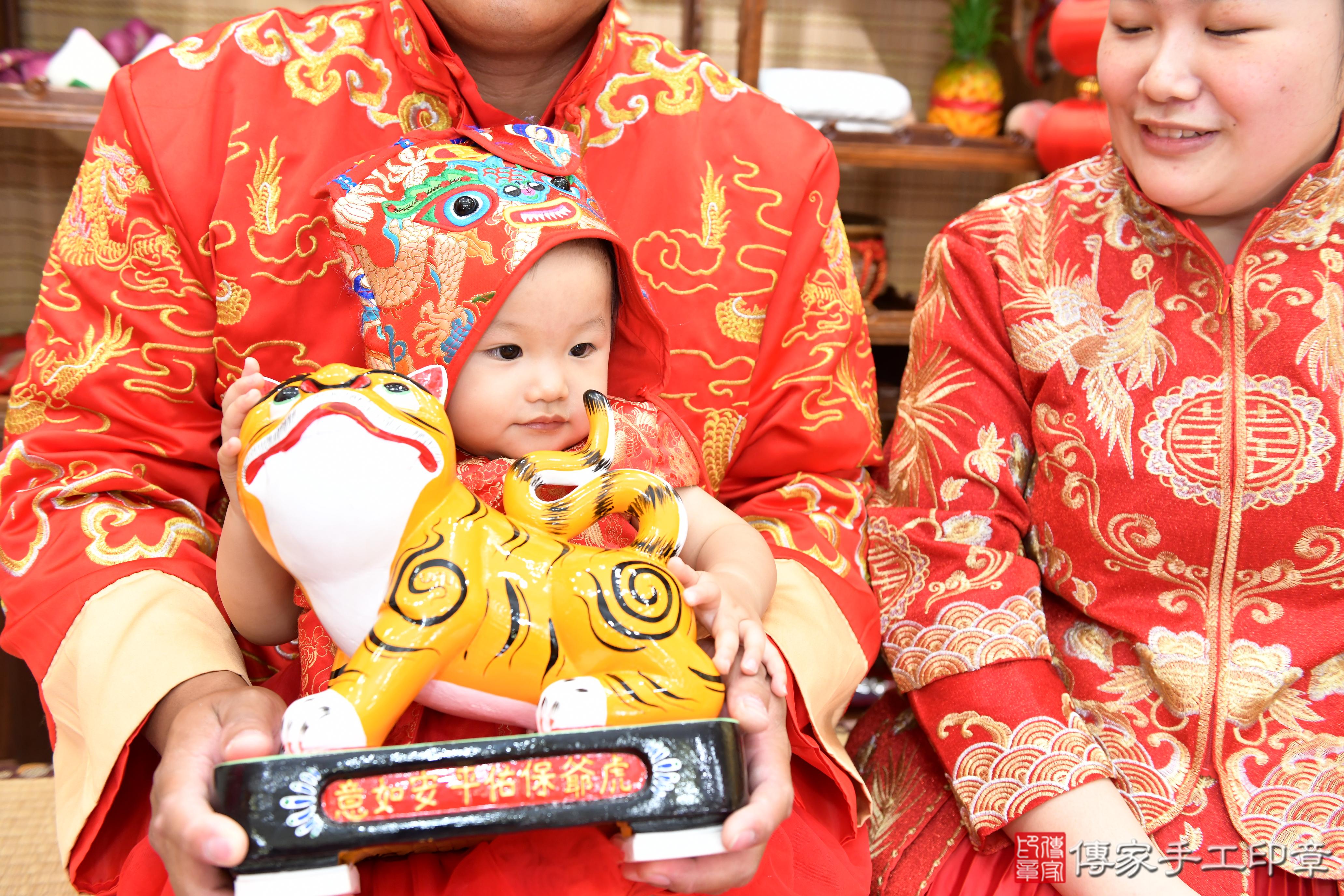 傳家手工印章台南店、抓周、度脺、美式風會場、傳家嬰兒古禮、吉祥話、抓周道具物品24種、拍照。抓周證書。寶寶抓周、滿周歲、生日快樂、祝福