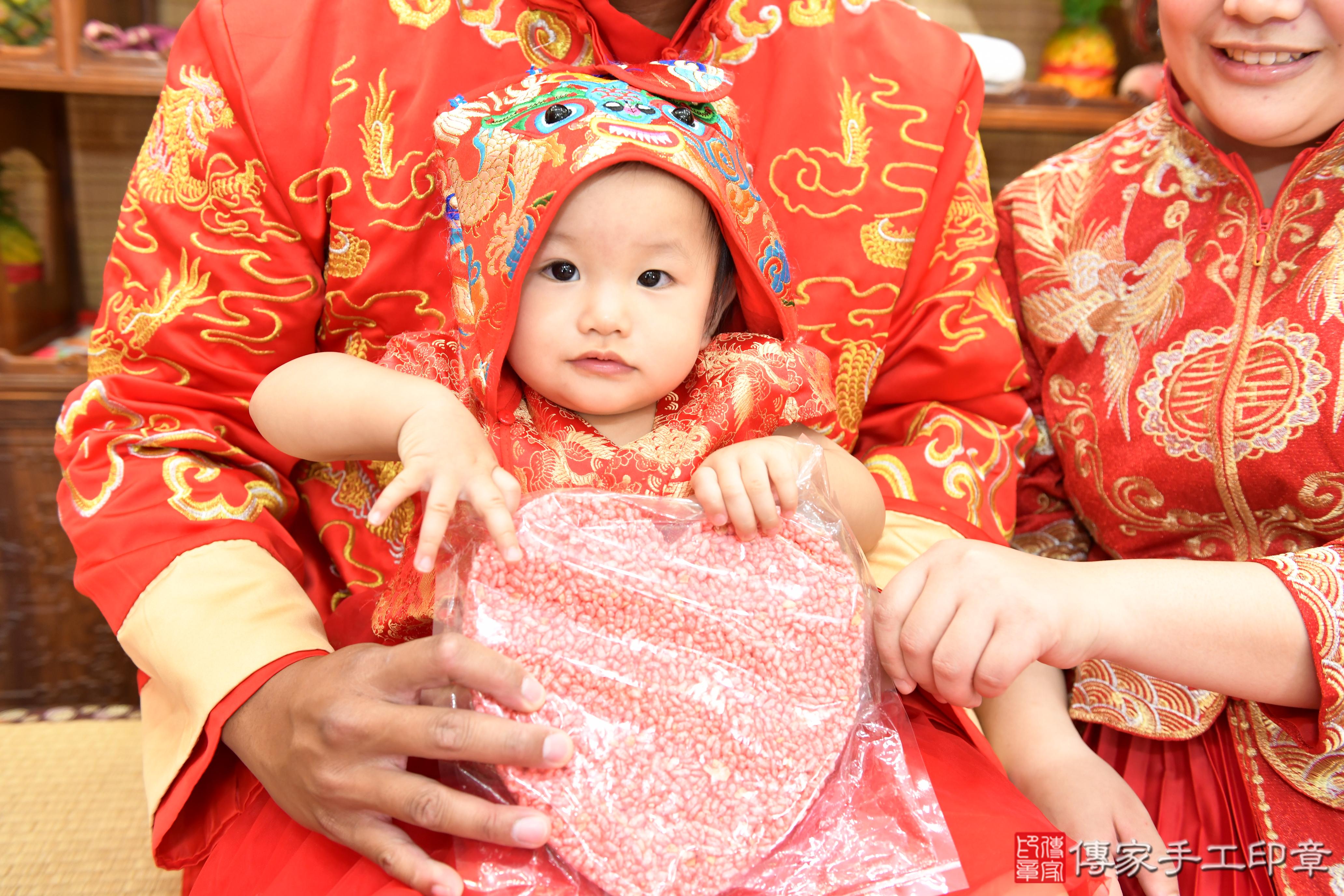 傳家手工印章台南店、抓周、度脺、美式風會場、傳家嬰兒古禮、吉祥話、抓周道具物品24種、拍照。抓周證書。寶寶抓周、滿周歲、生日快樂、祝福