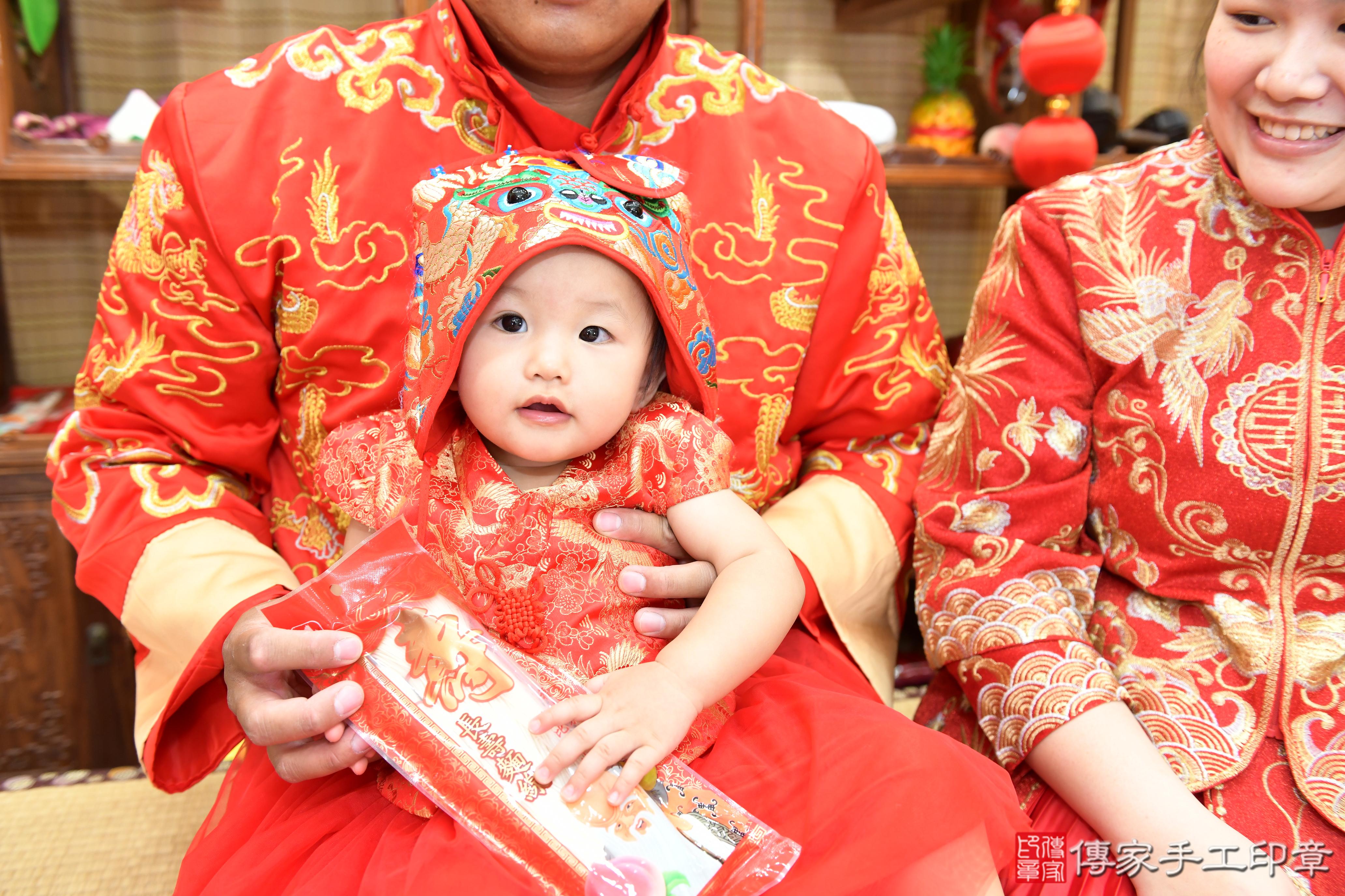 傳家手工印章台南店、抓周、度脺、美式風會場、傳家嬰兒古禮、吉祥話、抓周道具物品24種、拍照。抓周證書。寶寶抓周、滿周歲、生日快樂、祝福