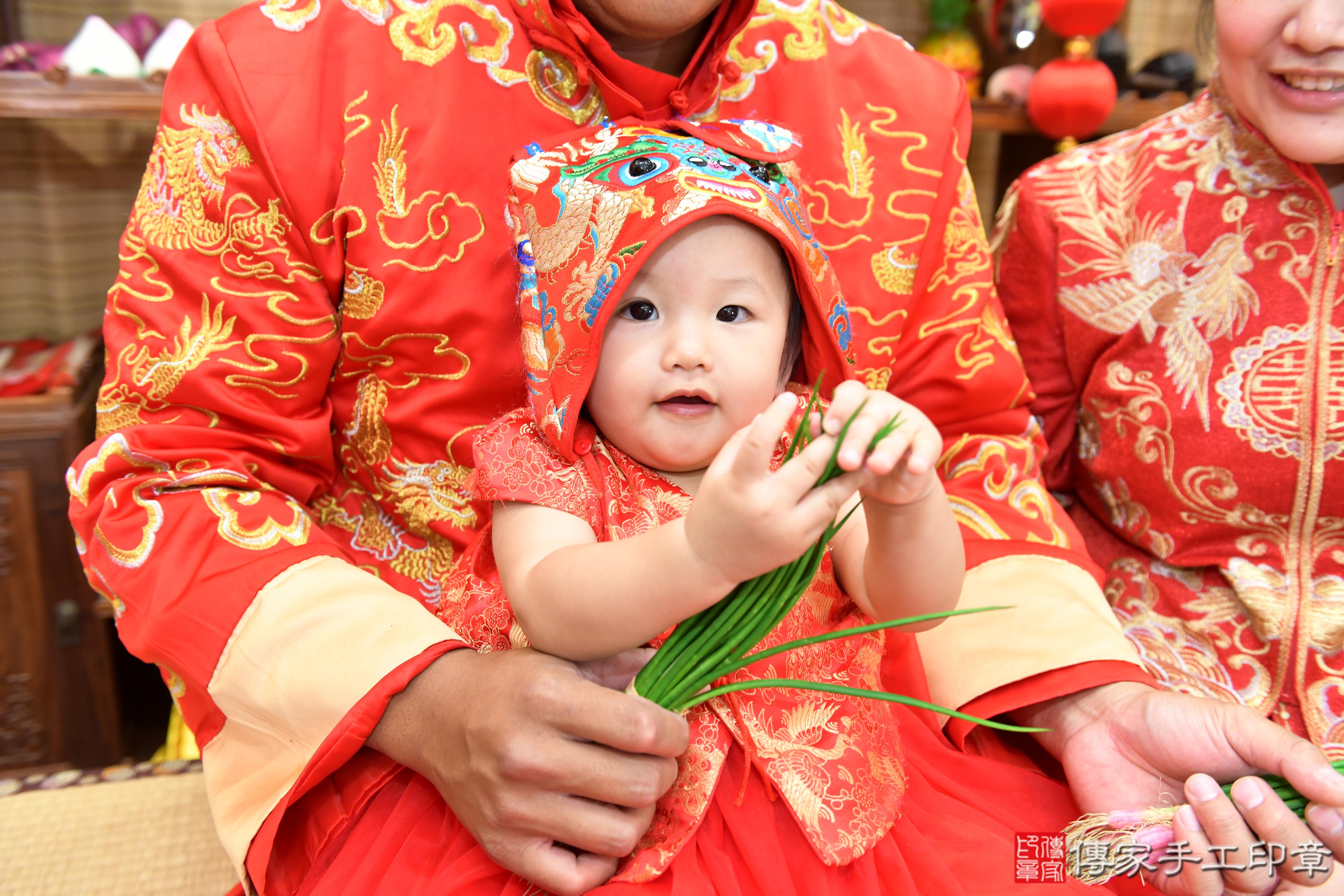 傳家手工印章台南店、抓周、度脺、美式風會場、傳家嬰兒古禮、吉祥話、抓周道具物品24種、拍照。抓周證書。寶寶抓周、滿周歲、生日快樂、祝福