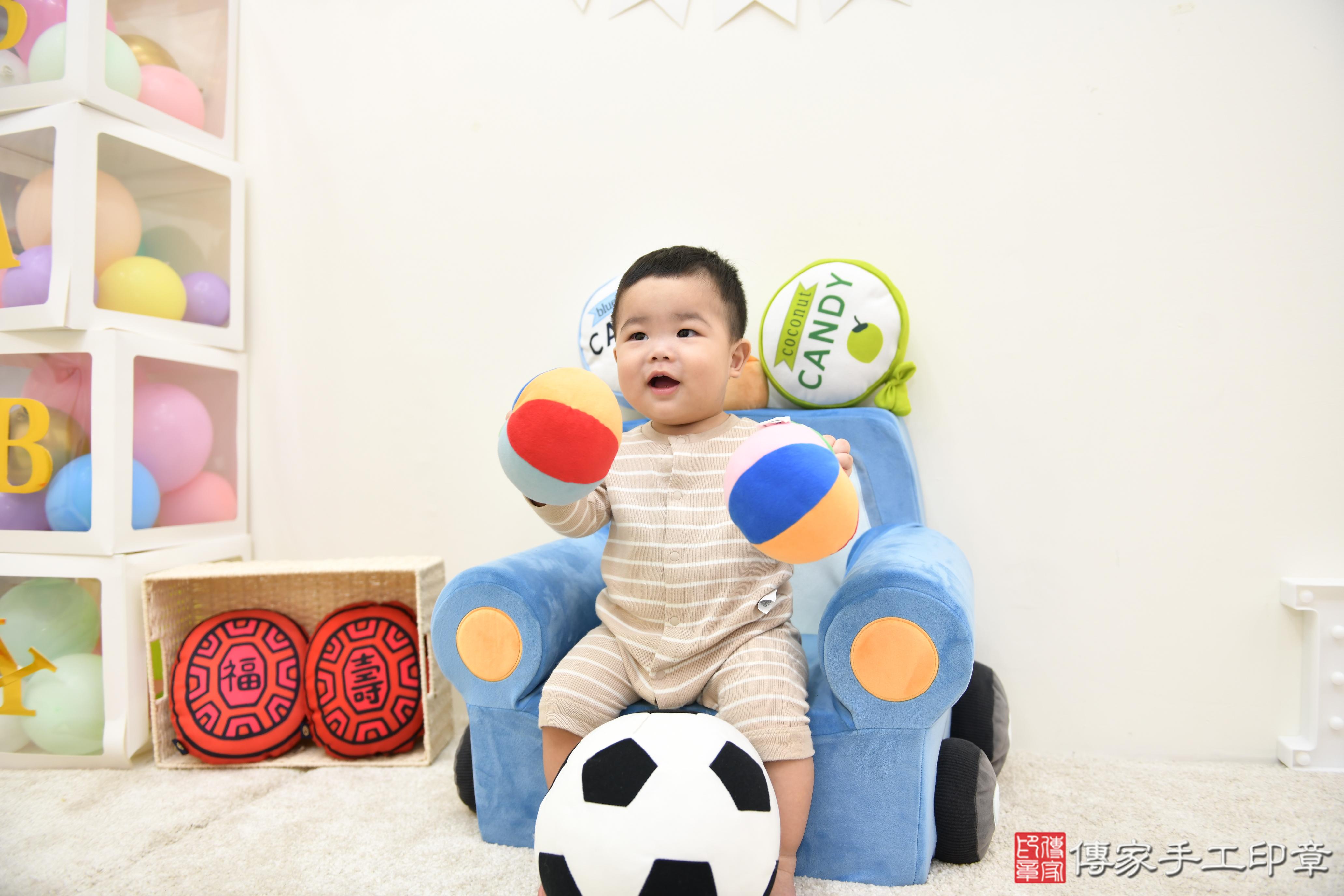 傳家手工印章台南店、抓周、度脺、美式風會場、傳家嬰兒古禮、吉祥話、抓周道具物品24種、拍照。抓周證書。寶寶抓周、滿周歲、生日快樂、祝福