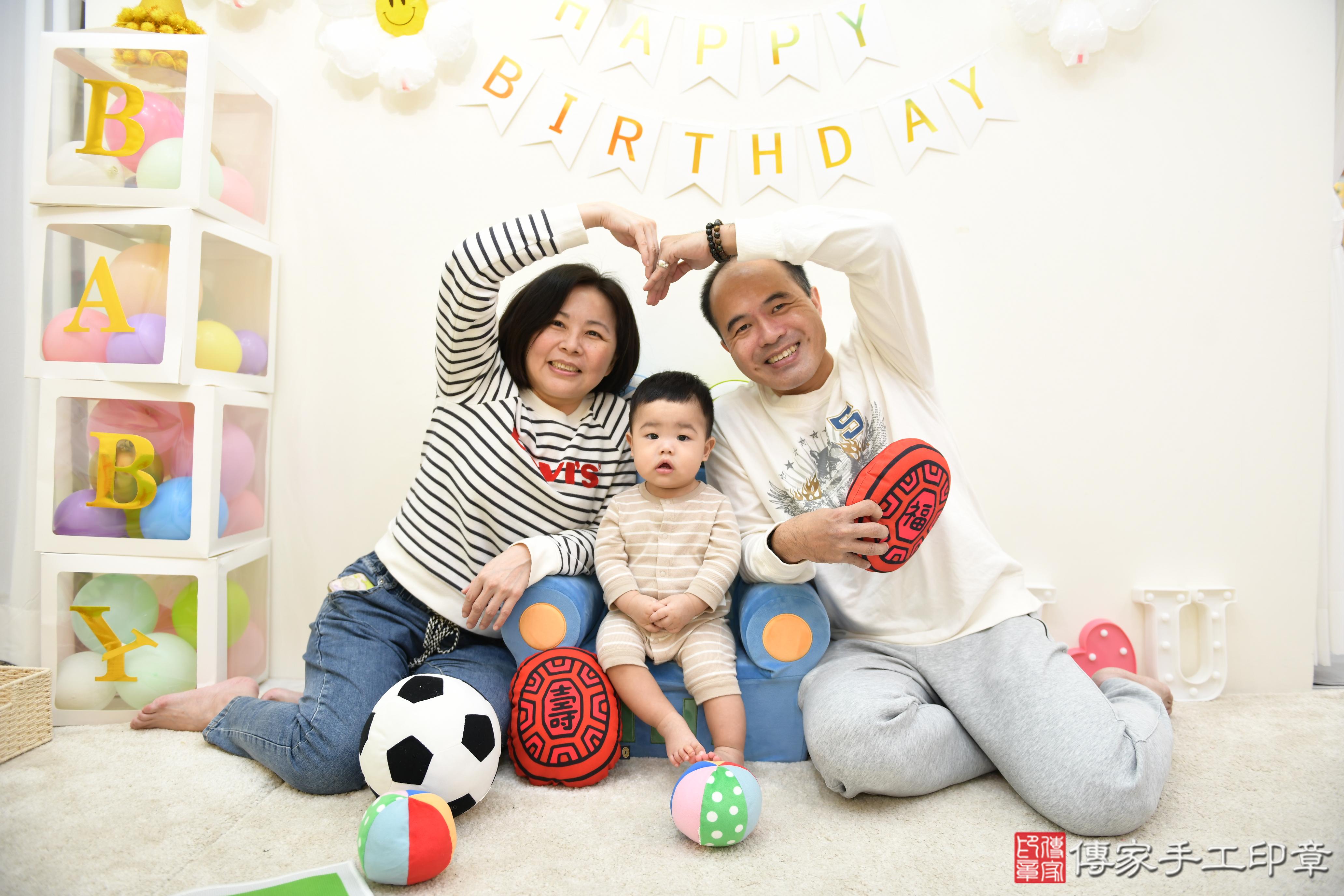 傳家手工印章台南店、抓周、度脺、美式風會場、傳家嬰兒古禮、吉祥話、抓周道具物品24種、拍照。抓周證書。寶寶抓周、滿周歲、生日快樂、祝福