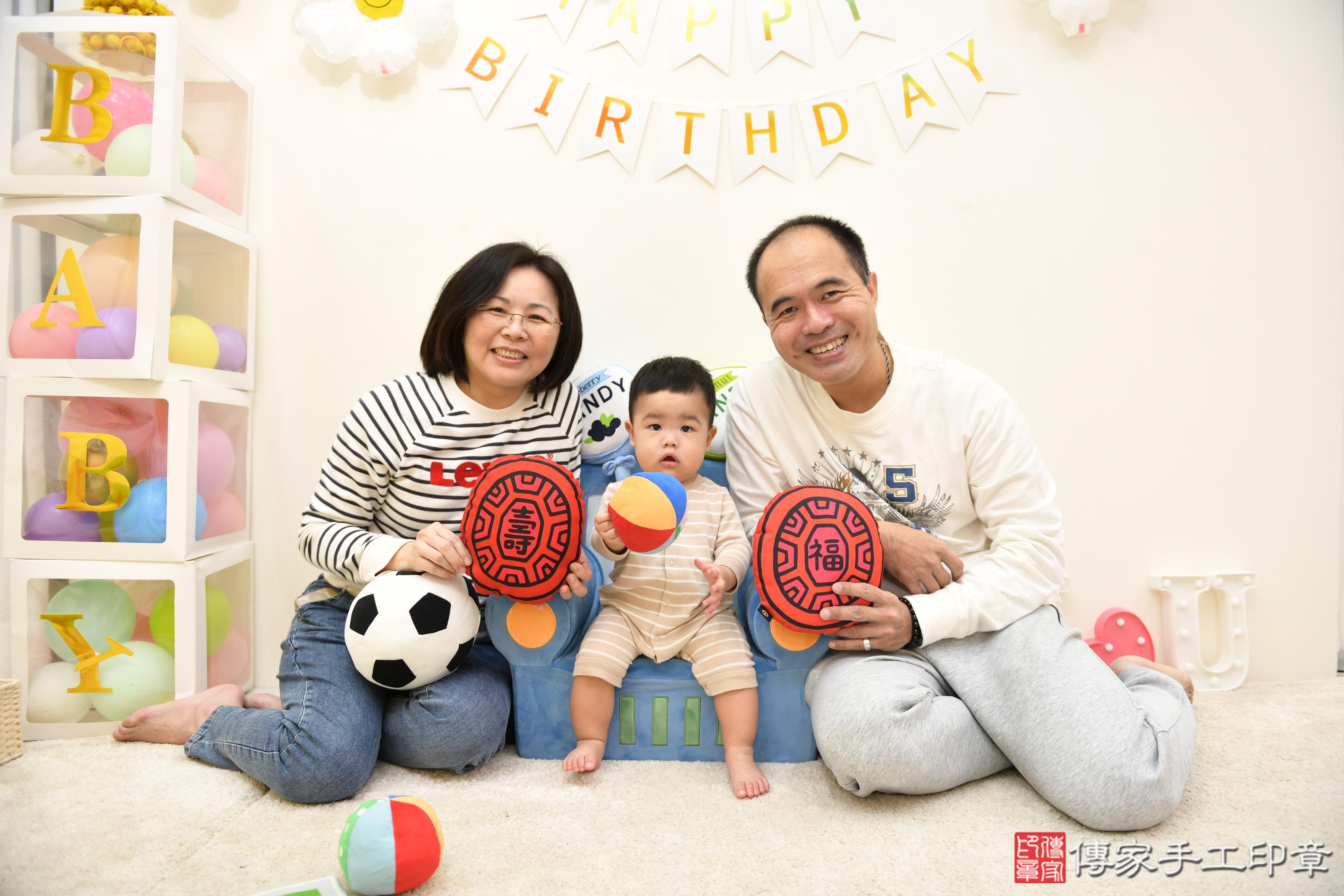 傳家手工印章台南店、抓周、度脺、美式風會場、傳家嬰兒古禮、吉祥話、抓周道具物品24種、拍照。抓周證書。寶寶抓周、滿周歲、生日快樂、祝福