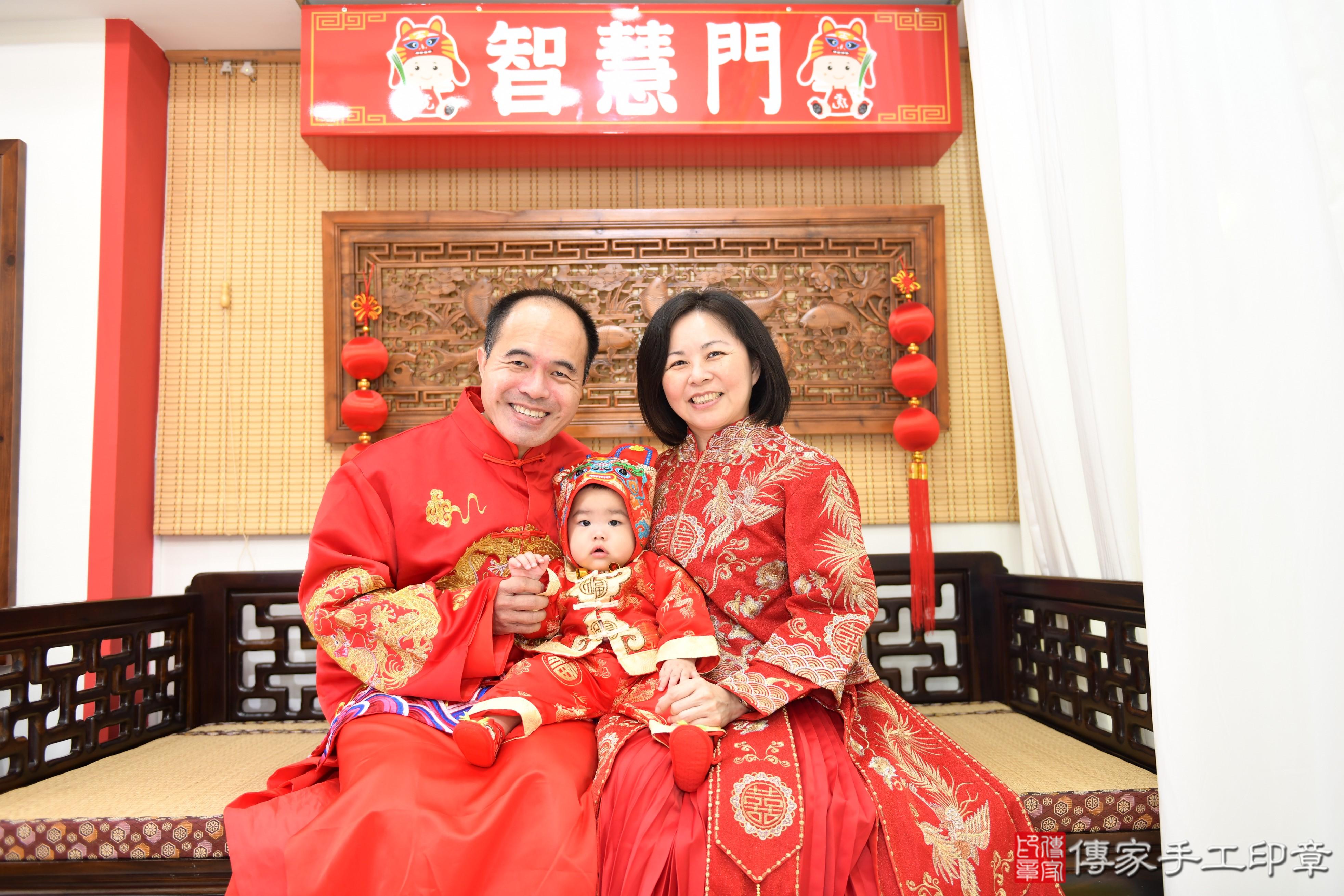 傳家手工印章台南店、抓周、度脺、美式風會場、傳家嬰兒古禮、吉祥話、抓周道具物品24種、拍照。抓周證書。寶寶抓周、滿周歲、生日快樂、祝福