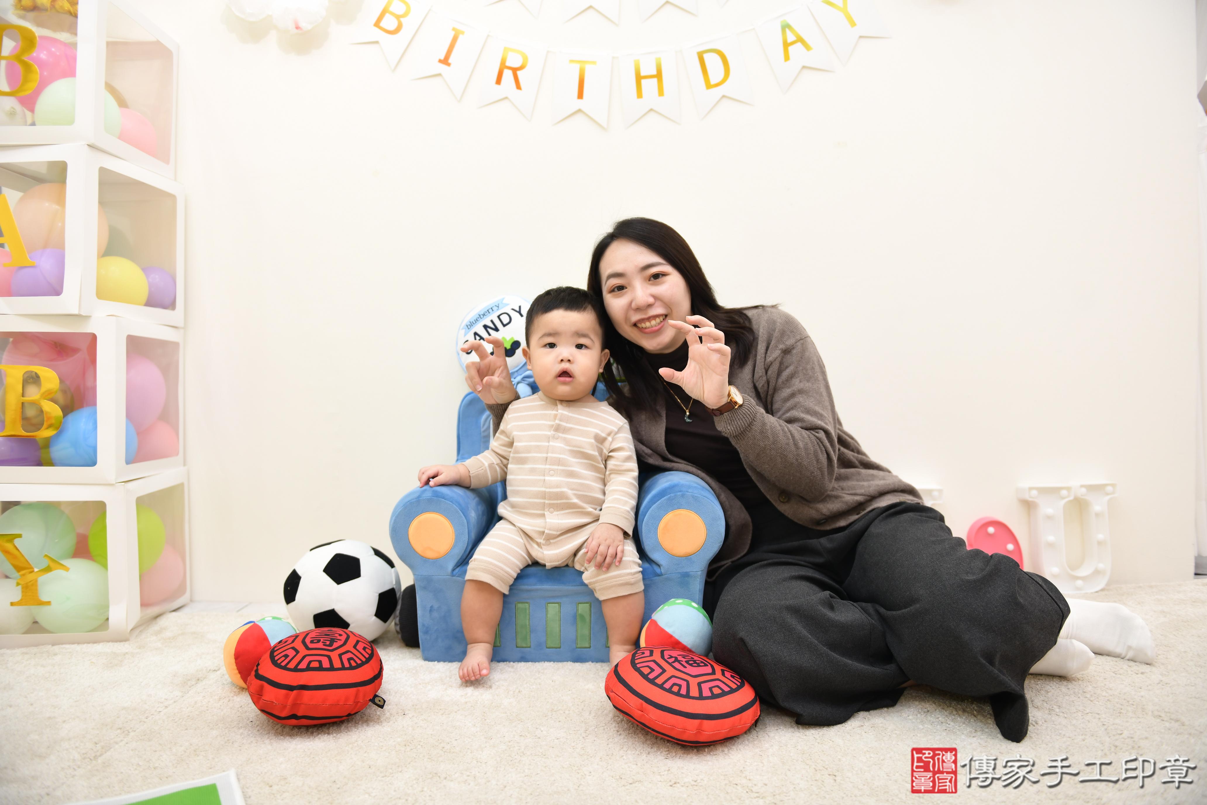 傳家手工印章台南店、抓周、度脺、美式風會場、傳家嬰兒古禮、吉祥話、抓周道具物品24種、拍照。抓周證書。寶寶抓周、滿周歲、生日快樂、祝福