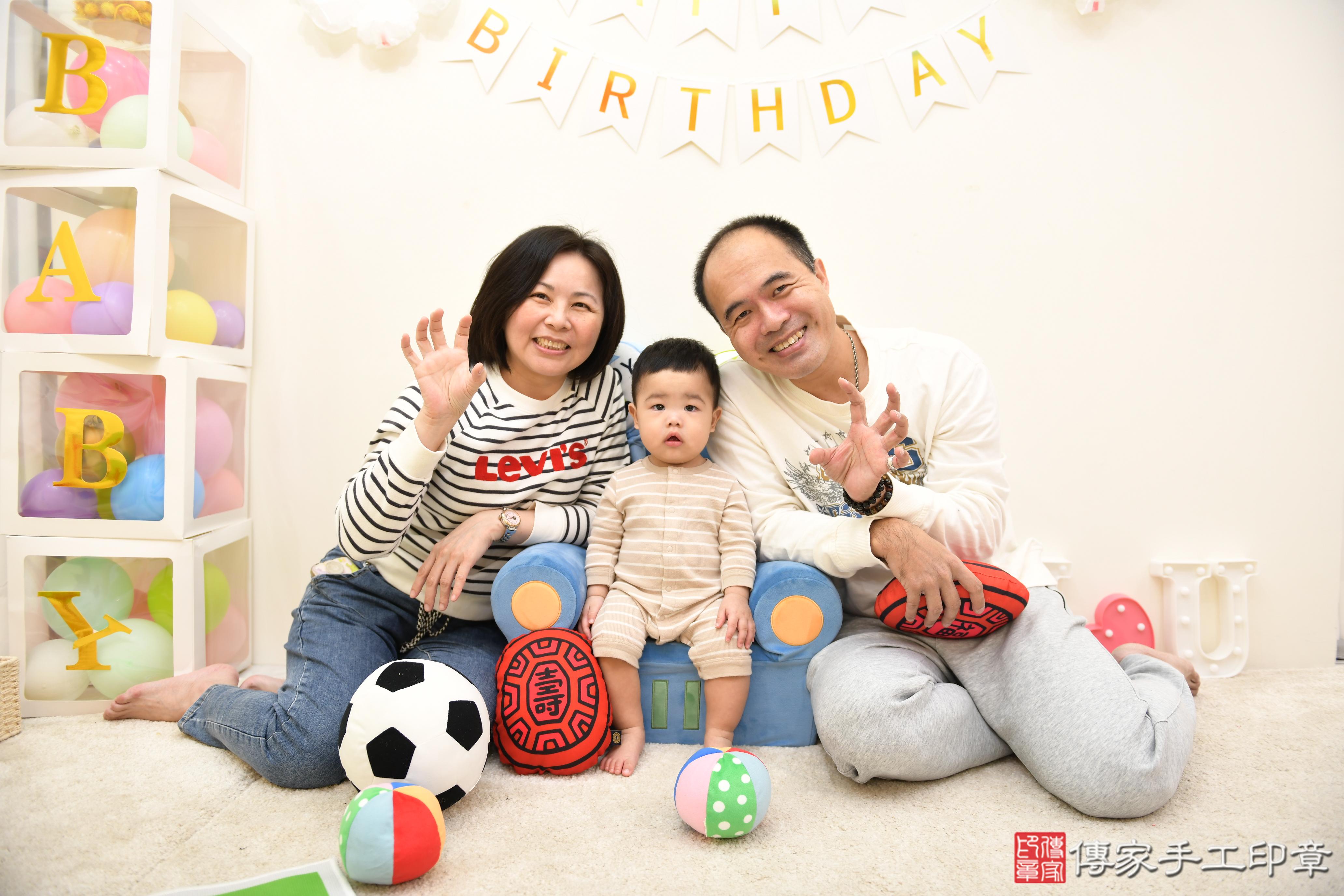 傳家手工印章台南店、抓周、度脺、美式風會場、傳家嬰兒古禮、吉祥話、抓周道具物品24種、拍照。抓周證書。寶寶抓周、滿周歲、生日快樂、祝福