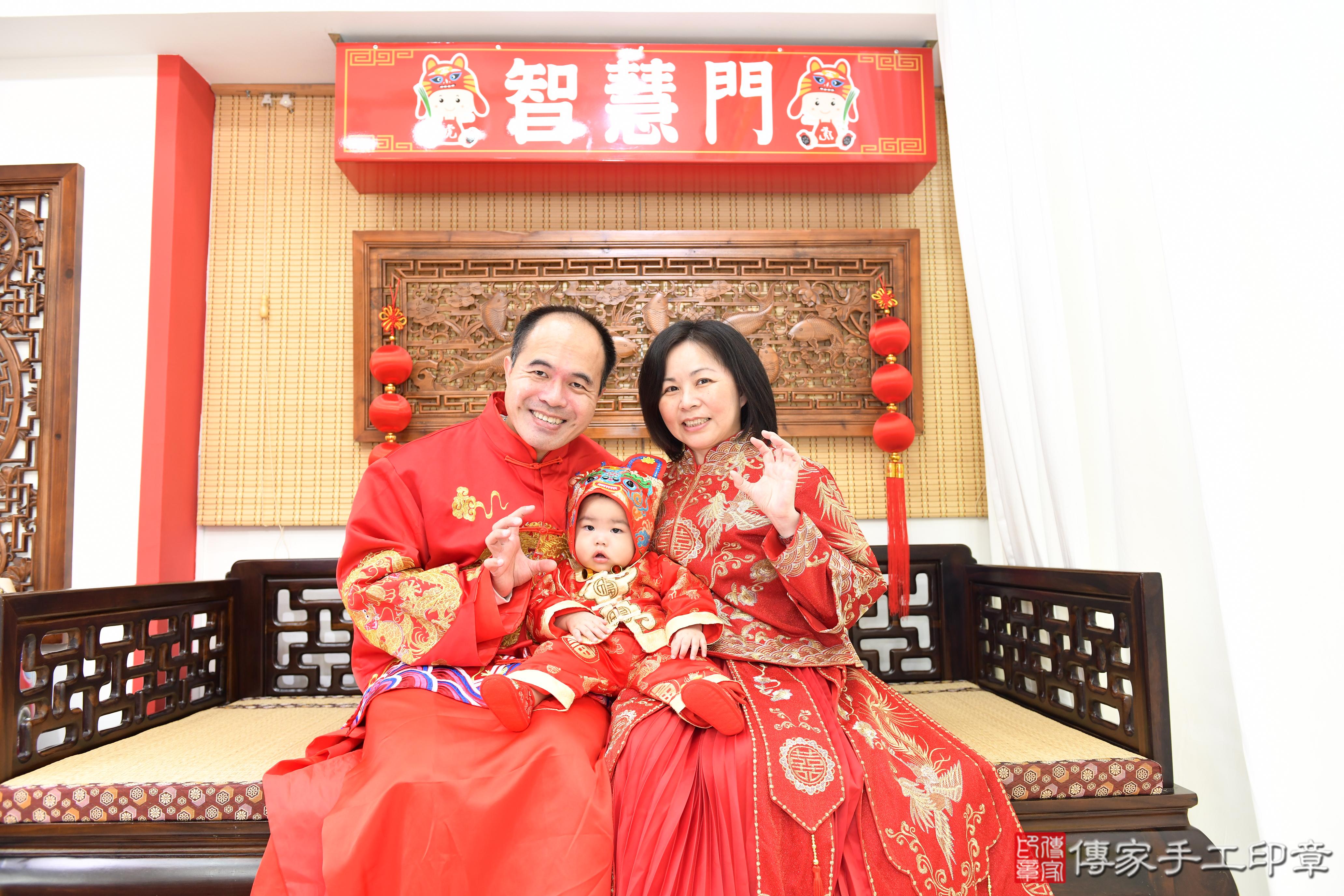 傳家手工印章台南店、抓周、度脺、美式風會場、傳家嬰兒古禮、吉祥話、抓周道具物品24種、拍照。抓周證書。寶寶抓周、滿周歲、生日快樂、祝福