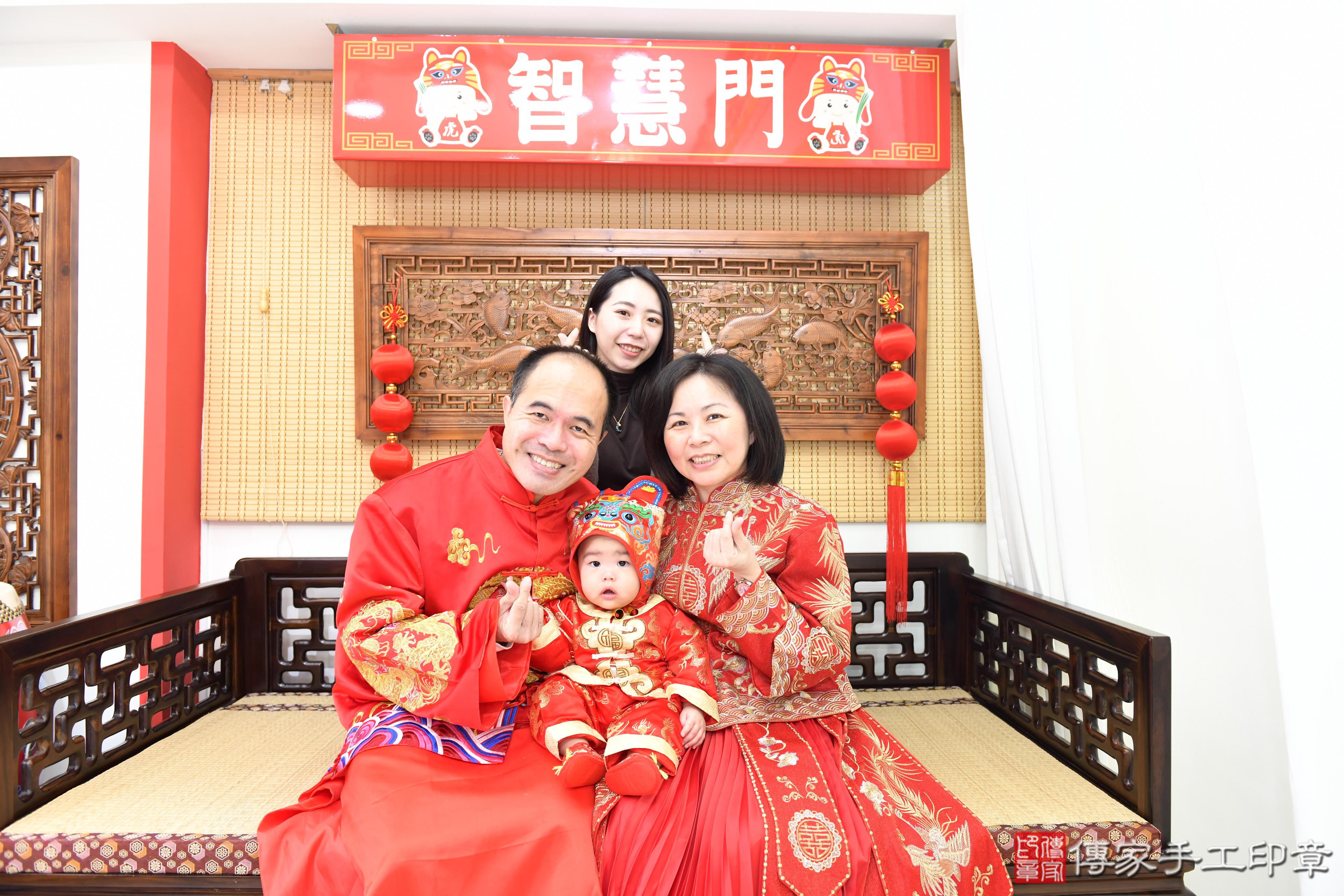 傳家手工印章台南店、抓周、度脺、美式風會場、傳家嬰兒古禮、吉祥話、抓周道具物品24種、拍照。抓周證書。寶寶抓周、滿周歲、生日快樂、祝福